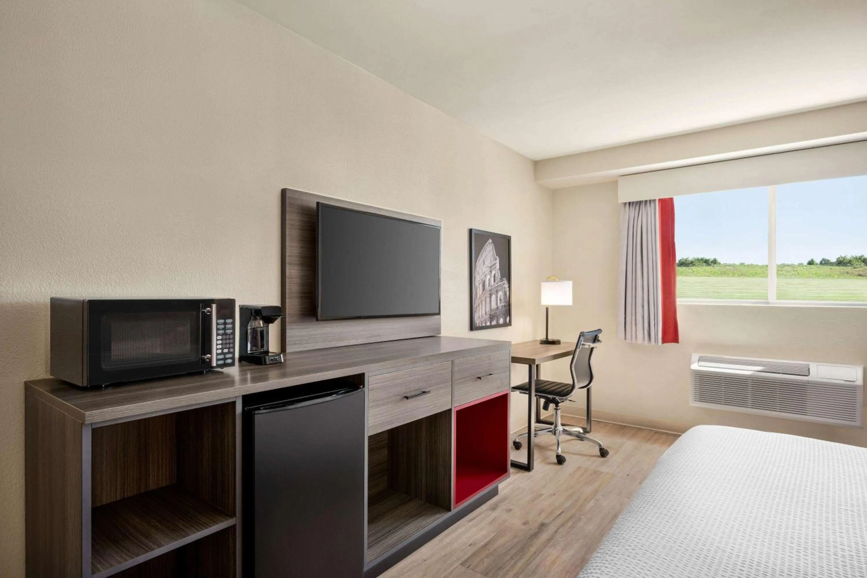 Photo of the whole room, Bed in Ramada by Wyndham Allentown Bethlehem