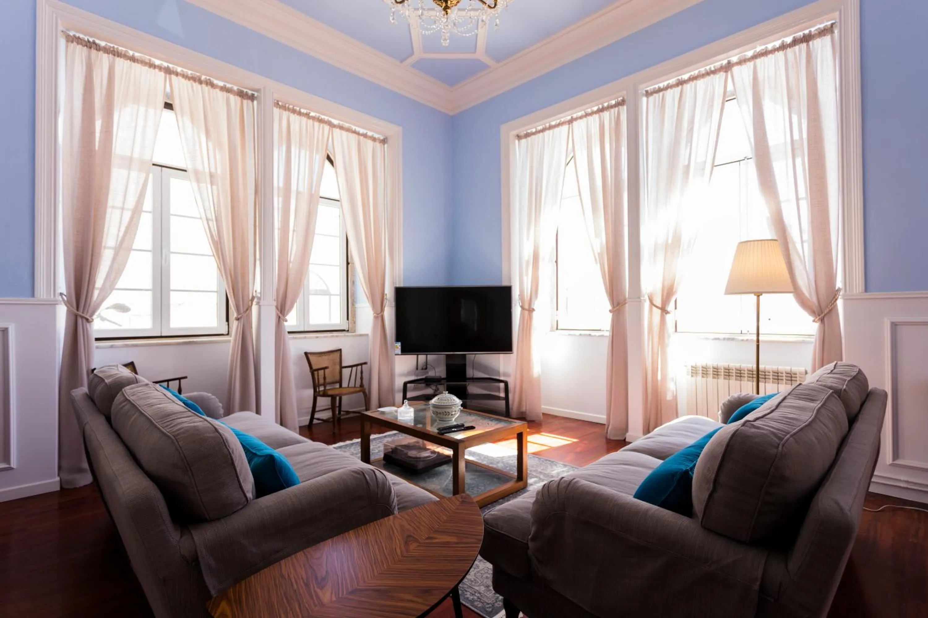 Communal lounge/ TV room in Ericeira Soul Guesthouse