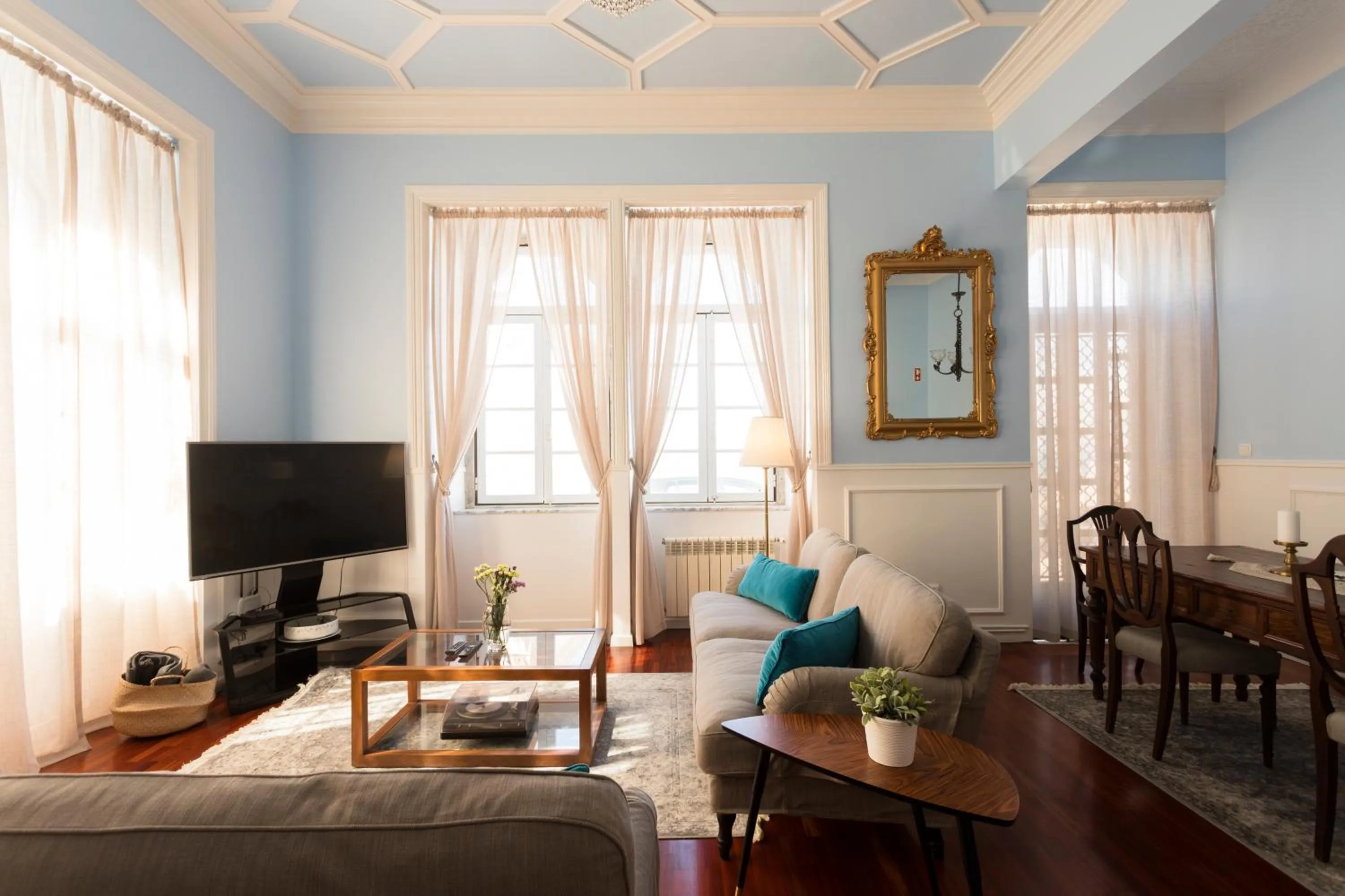 Communal lounge/ TV room in Ericeira Soul Guesthouse