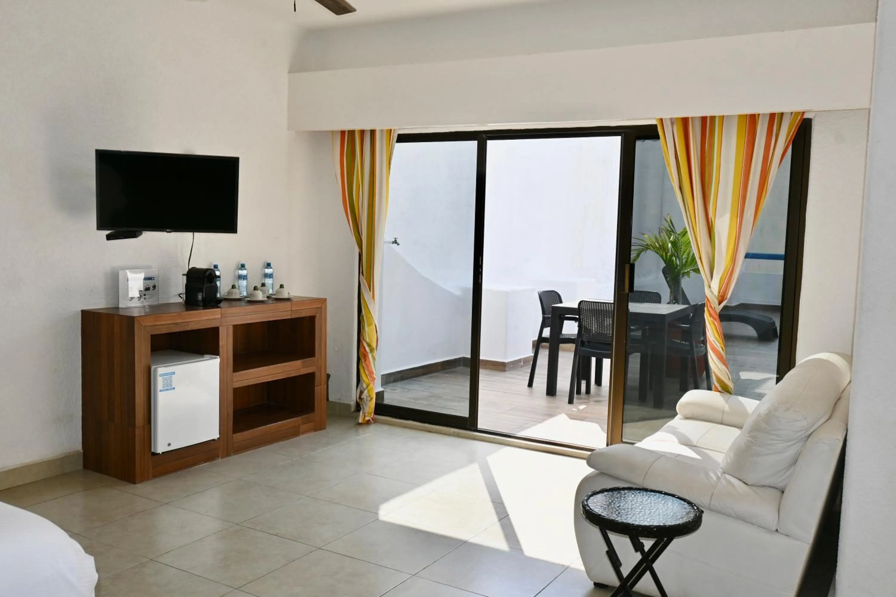 TV and multimedia in Pelicano Inn Playa del Carmen - Beachfront Hotel