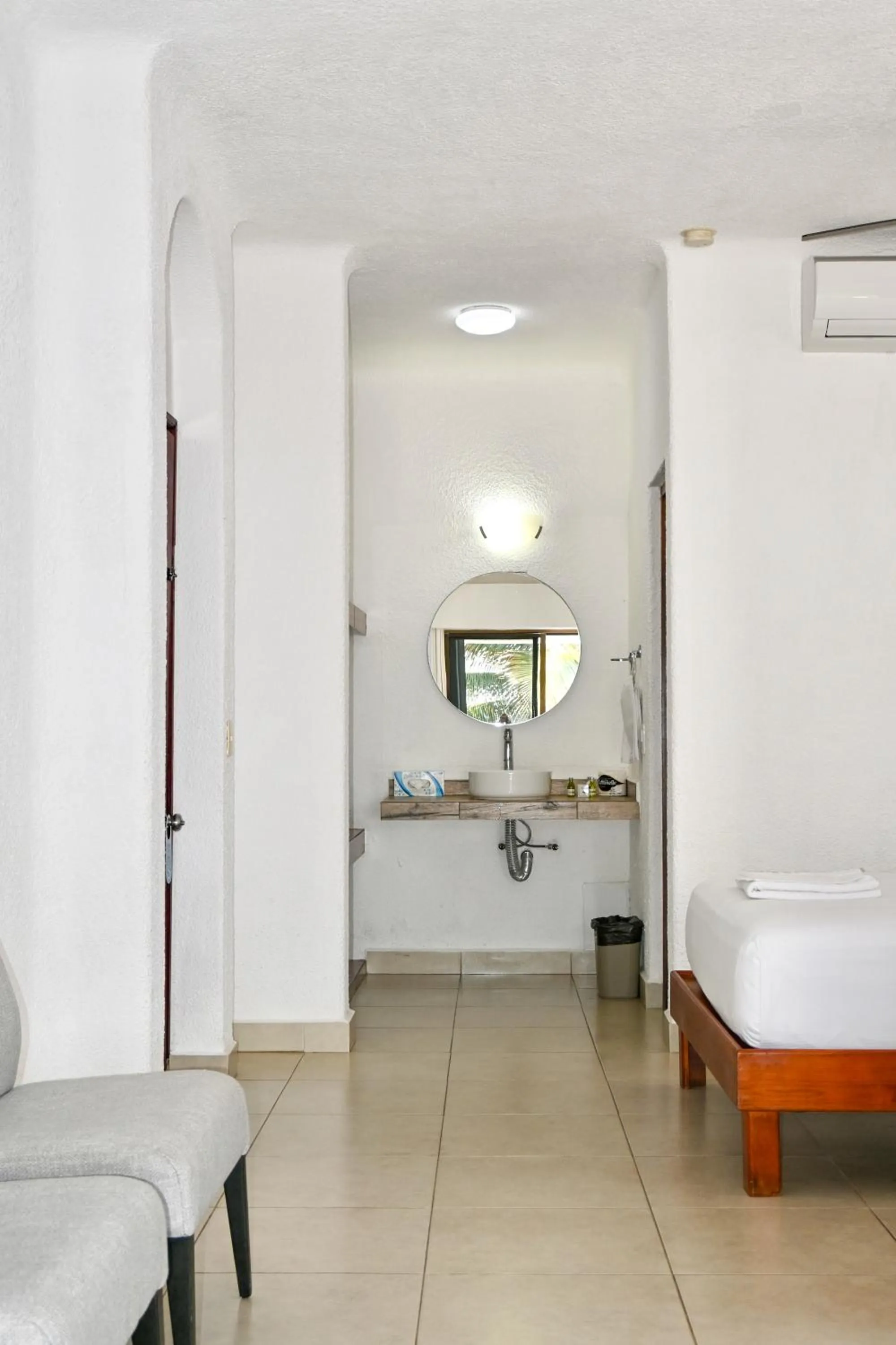 Bathroom, Bed in Pelicano Inn Playa del Carmen - Beachfront Hotel