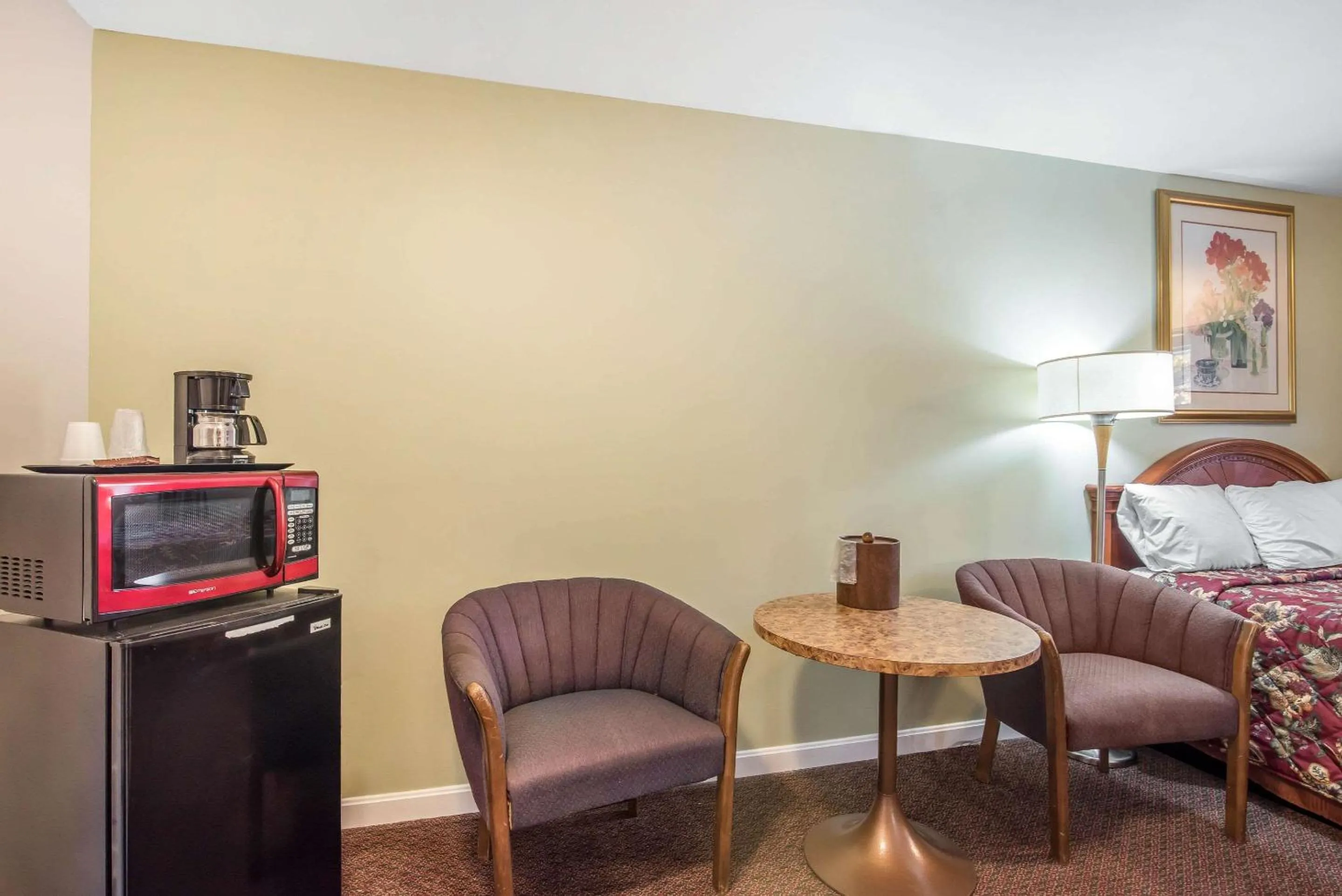 Photo of the whole room, Bed in Rodeway Inn Bellows Falls