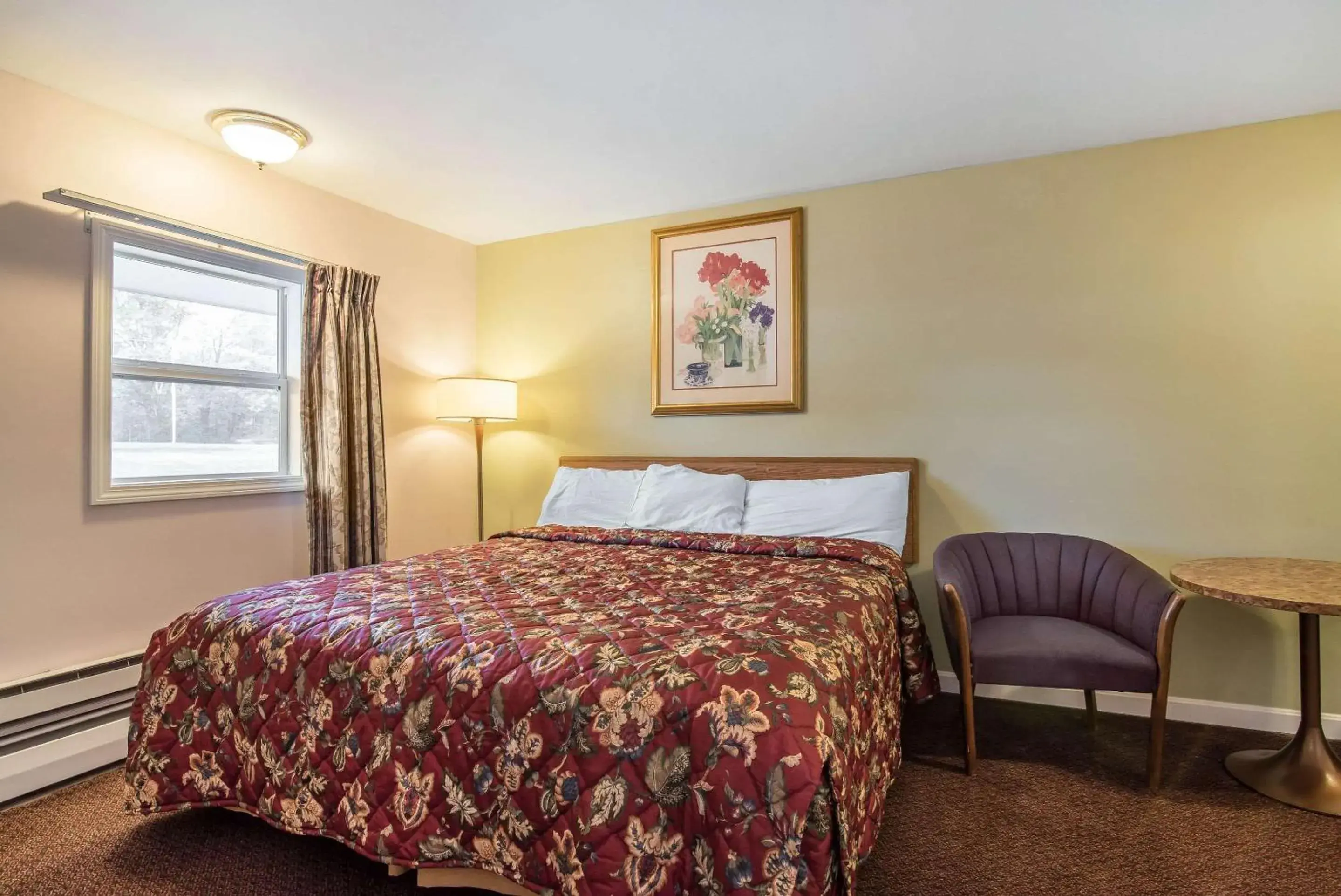 Photo of the whole room, Bed in Rodeway Inn Bellows Falls Photo of the whole room, Bed in Rodeway Inn Bellows Falls