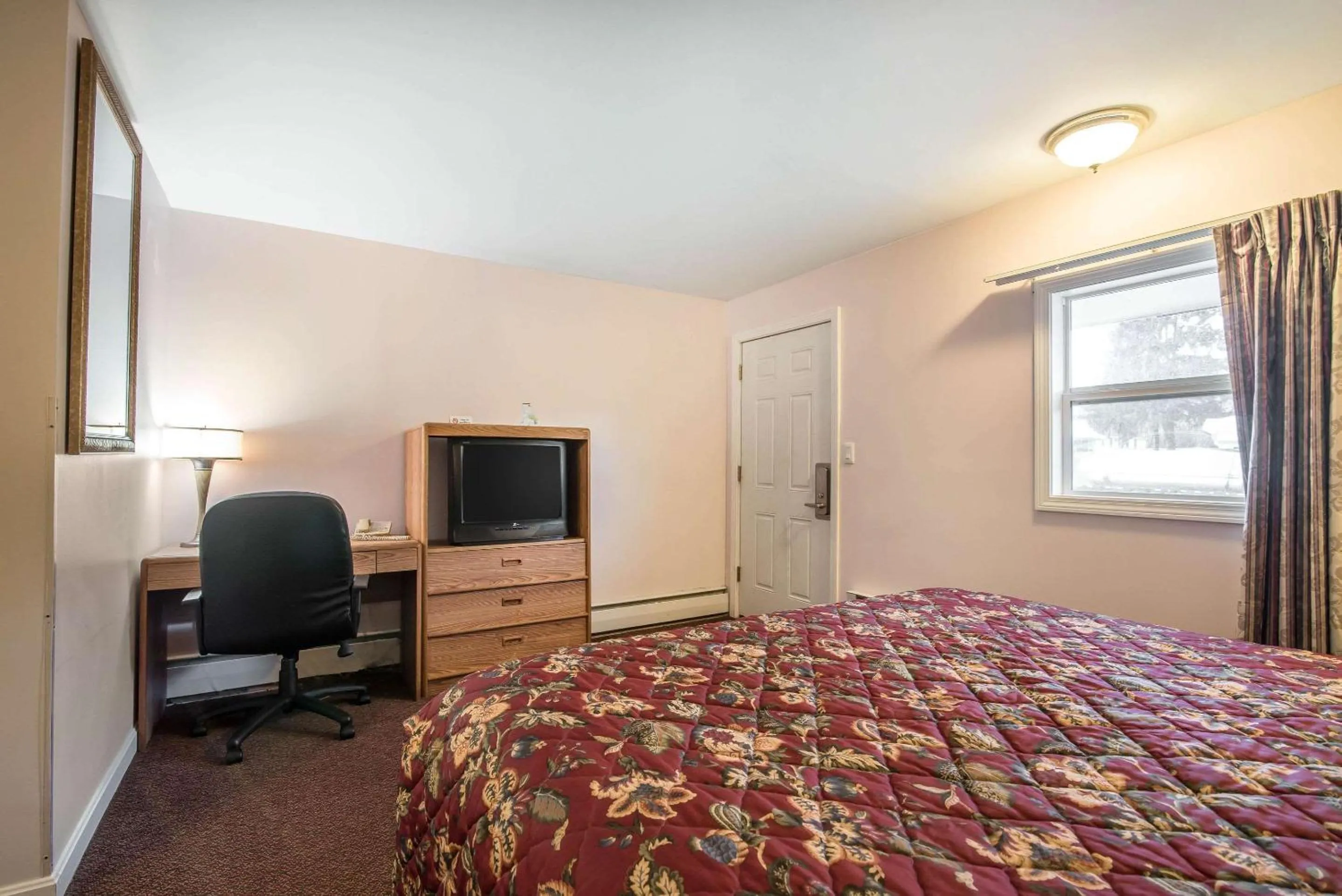 Photo of the whole room, Bed in Rodeway Inn Bellows Falls