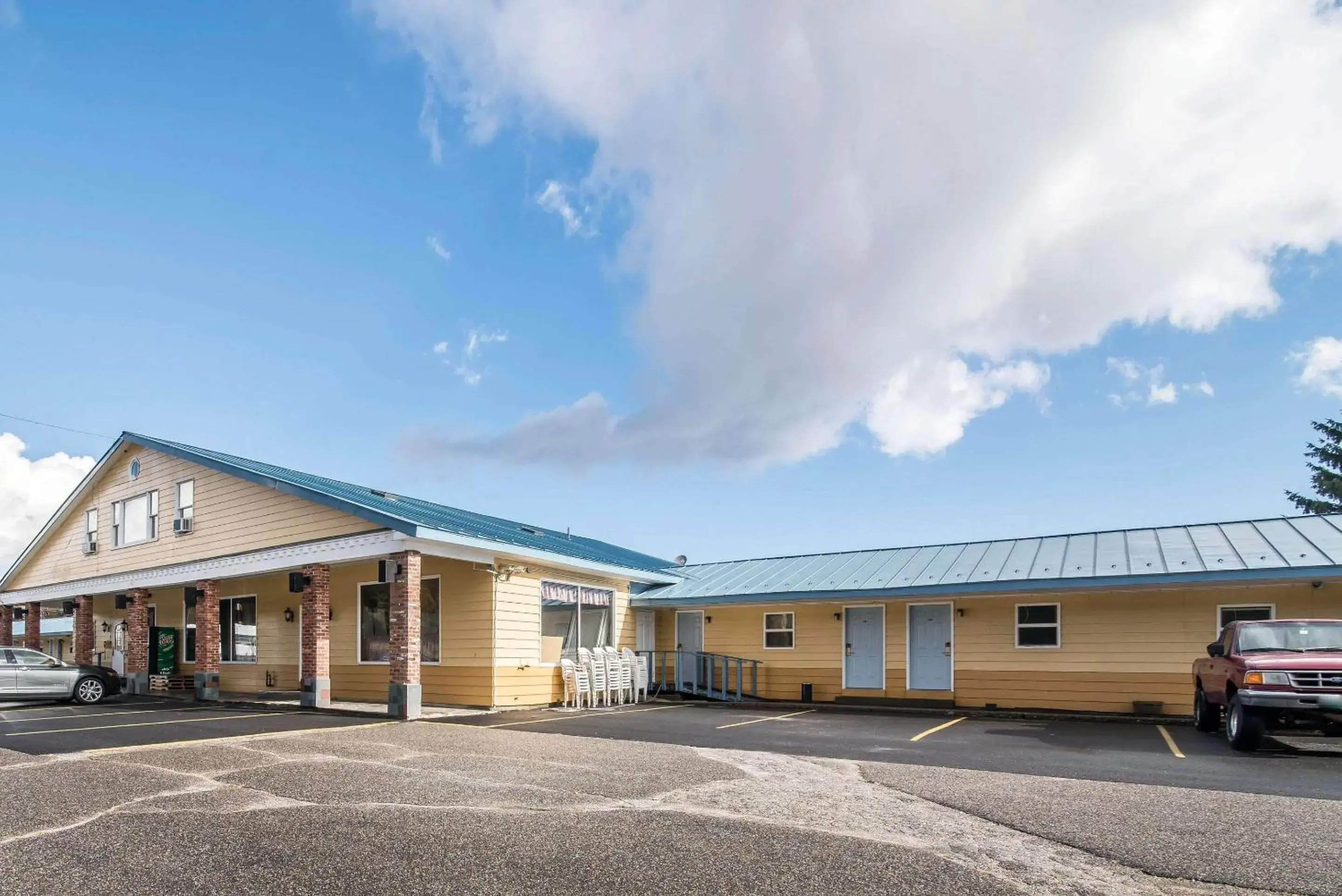 Property building in Rodeway Inn Bellows Falls Property building in Rodeway Inn Bellows Falls