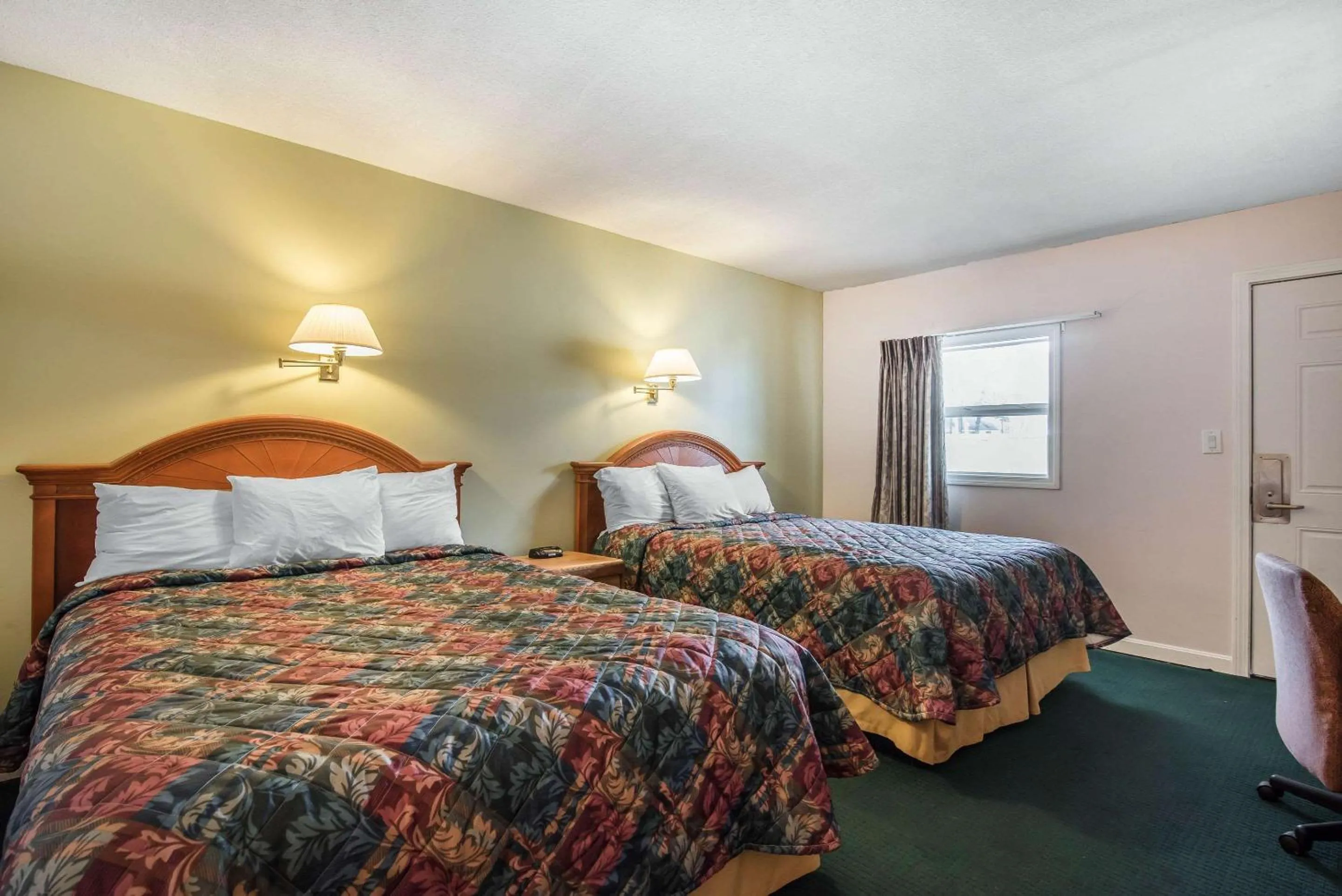 Photo of the whole room, Bed in Rodeway Inn Bellows Falls