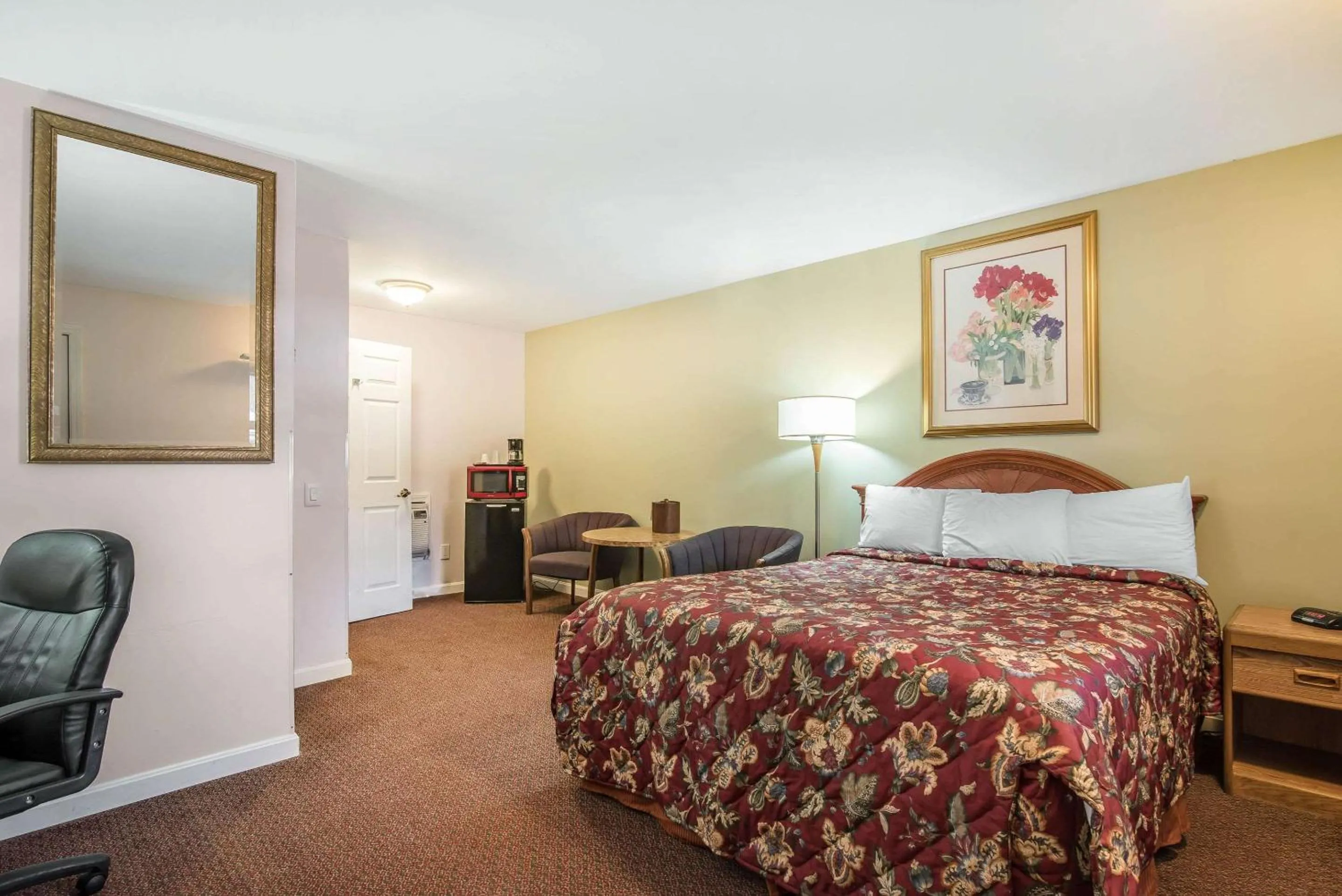 Photo of the whole room, Bed in Rodeway Inn Bellows Falls
