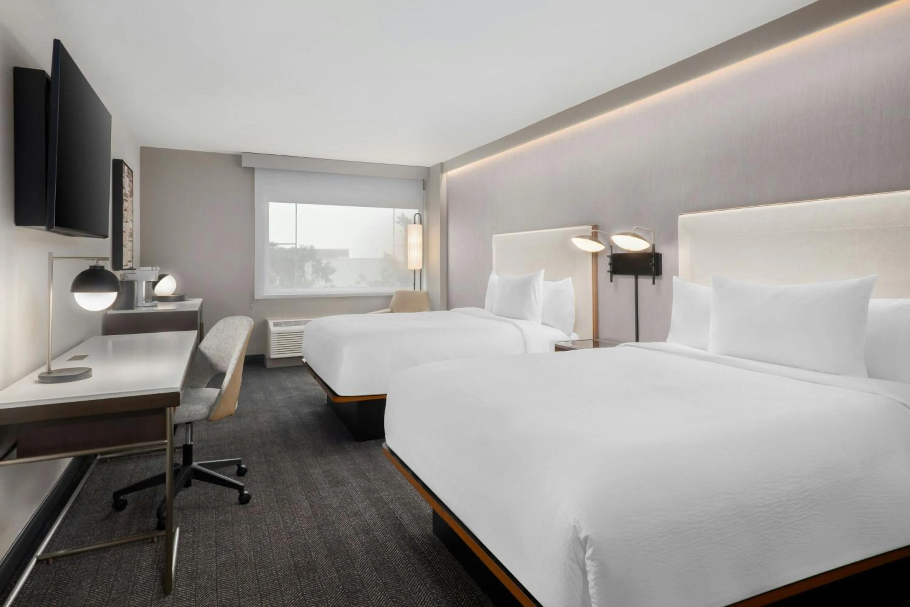 Photo of the whole room, Bed in Courtyard by Marriott Athens Downtown