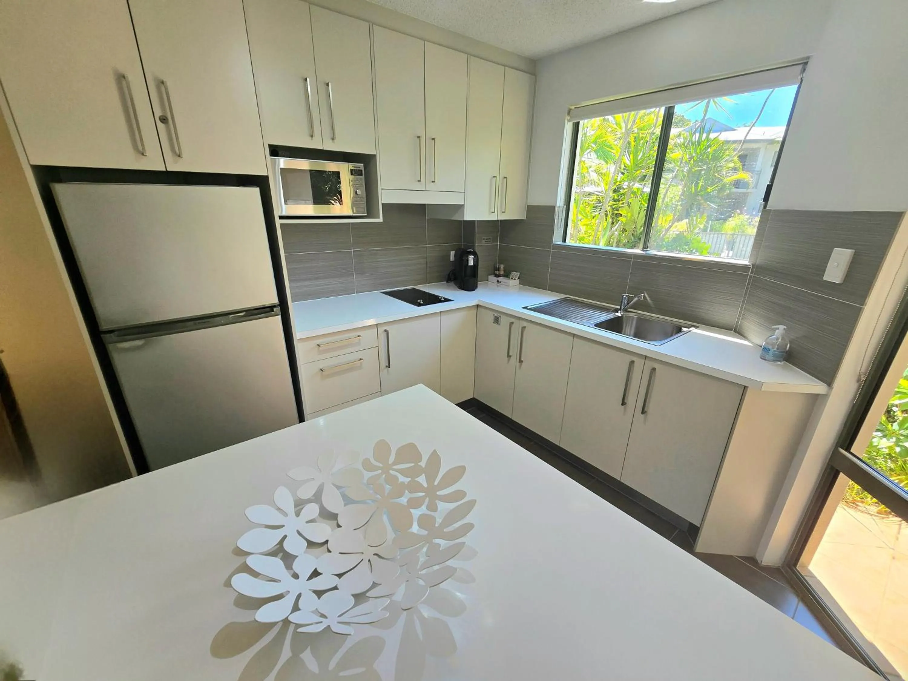 Kitchen or kitchenette in Noosa River Retreat Holiday Apartments