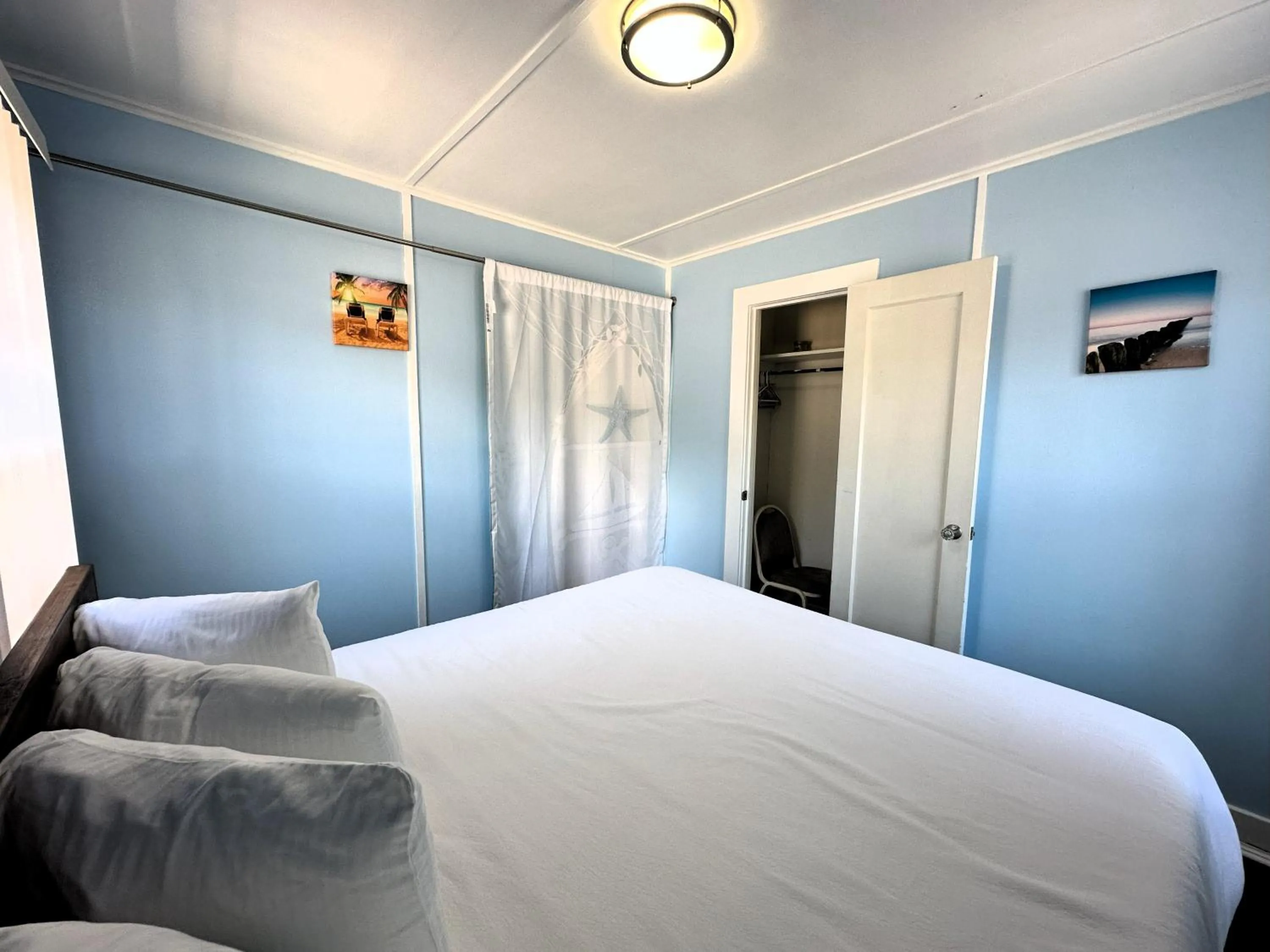 Bed in The Anchorage Motel