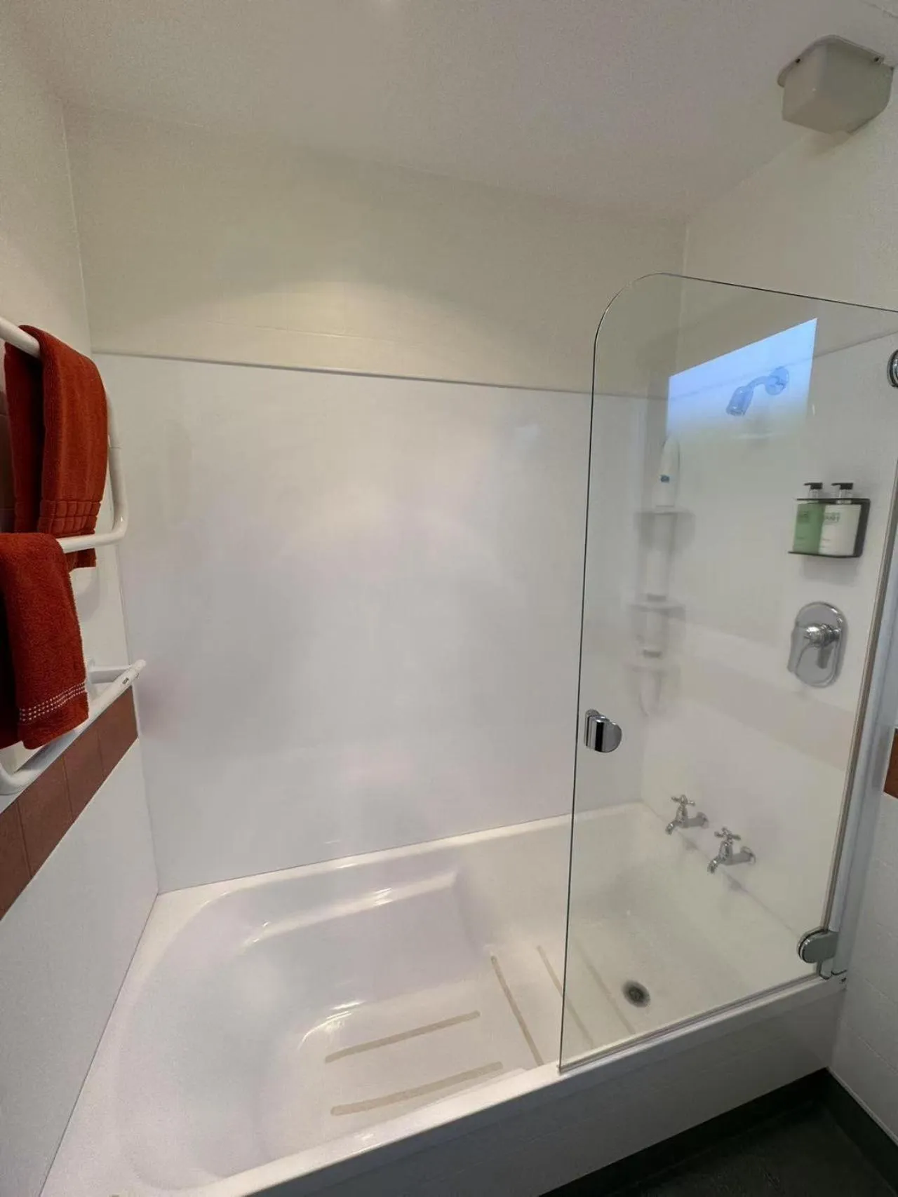 Bath in Red Tussock Motel