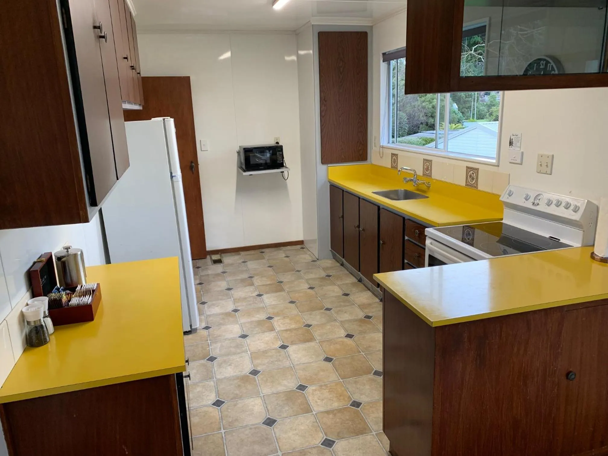 Kitchen or kitchenette in Red Tussock Motel