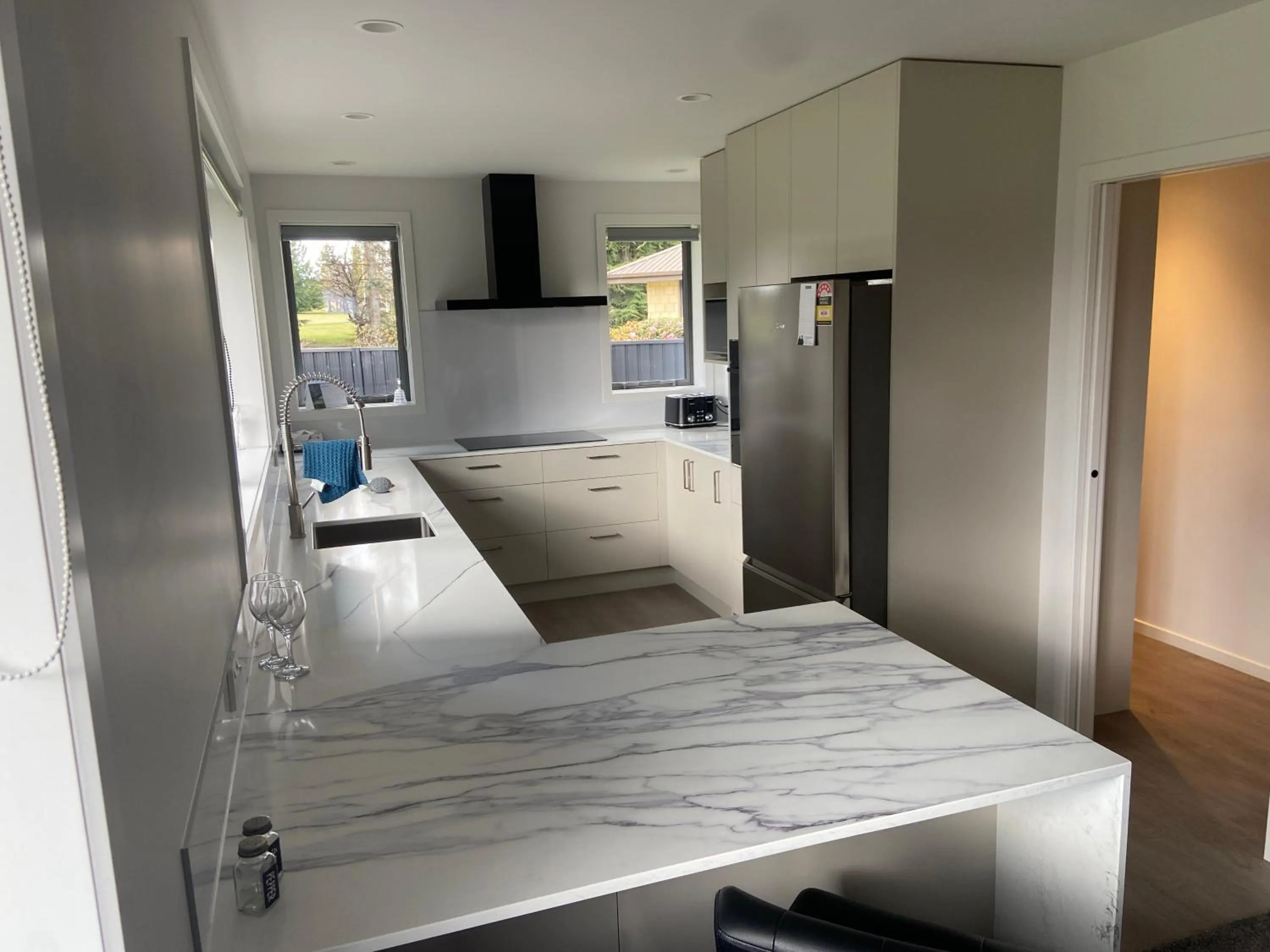 Kitchen or kitchenette, Bed in Red Tussock Motel