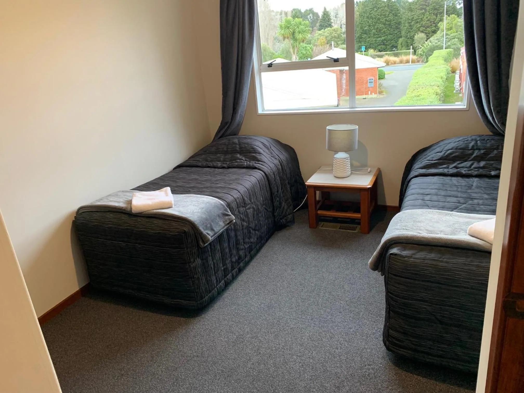 Bedroom, Bed in Red Tussock Motel