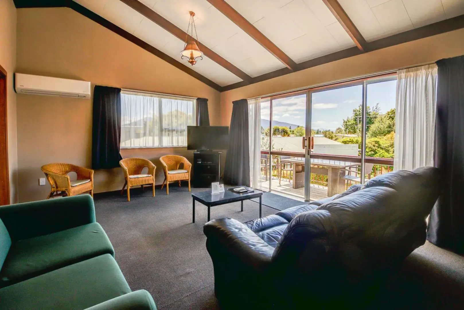 Three-Bedroom Apartment in Red Tussock Motel Three-Bedroom Apartment in Red Tussock Motel