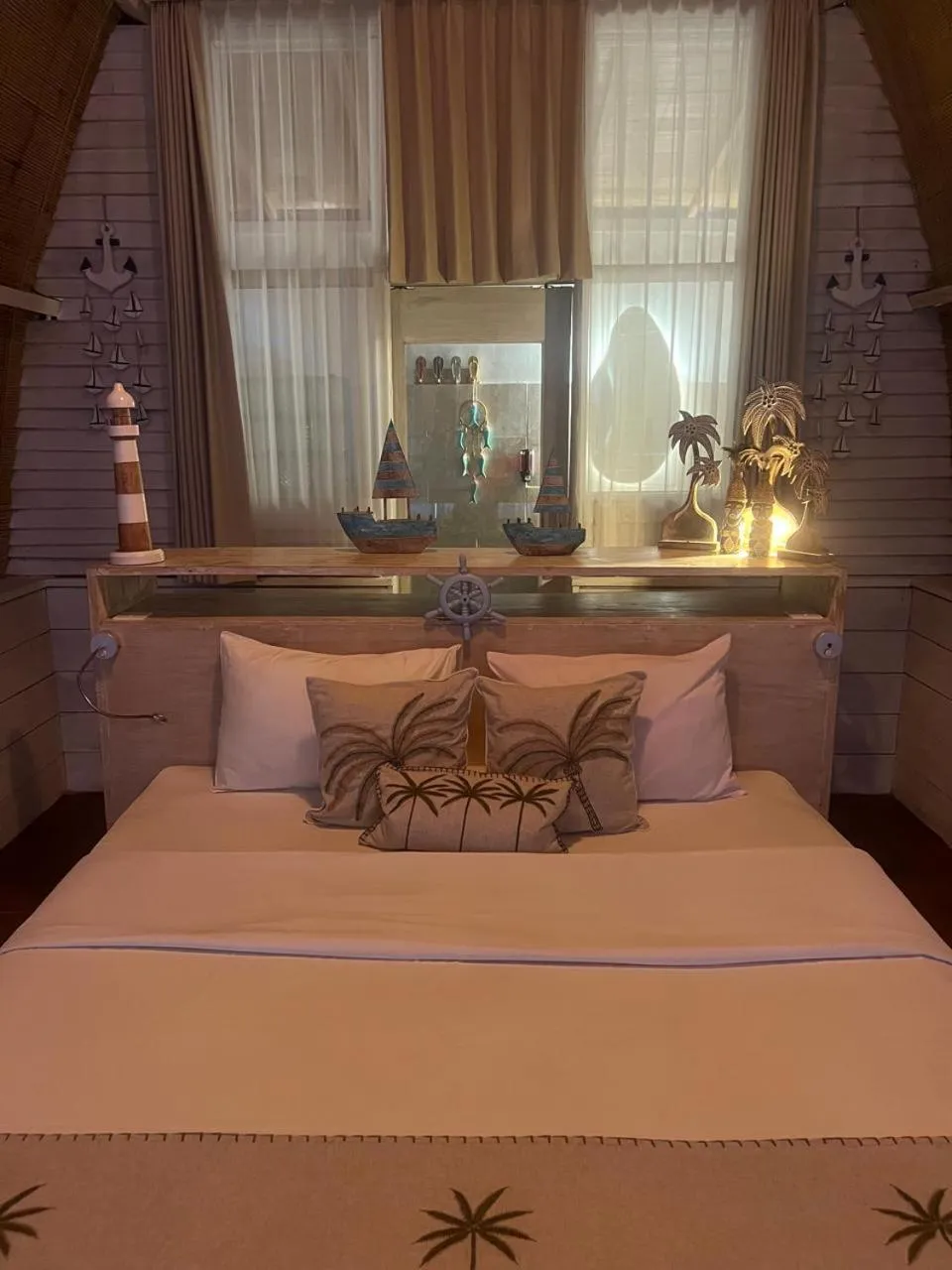 Bedroom, Bed in Living Trawangan Hotel