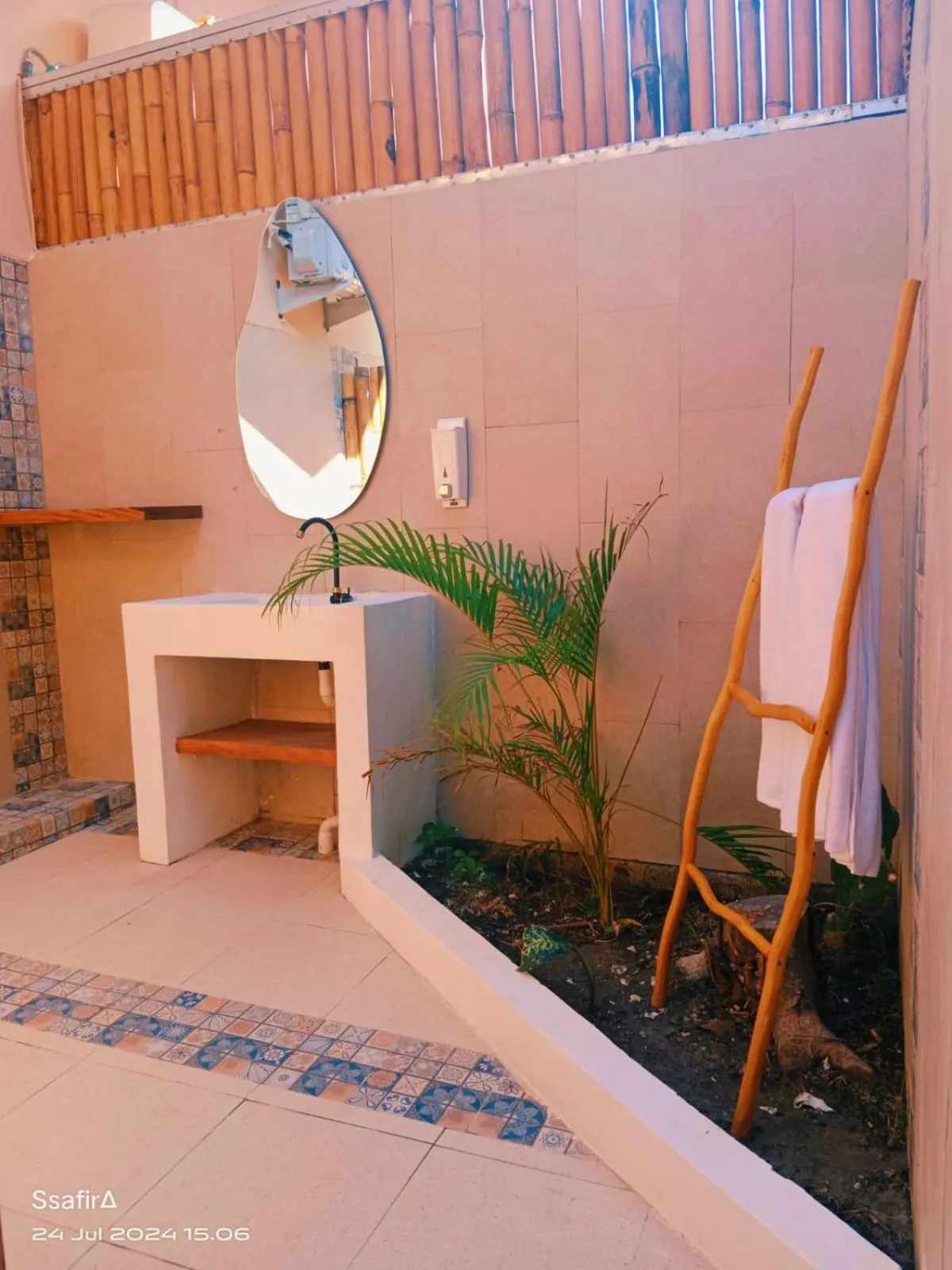 Bathroom in Living Trawangan Hotel