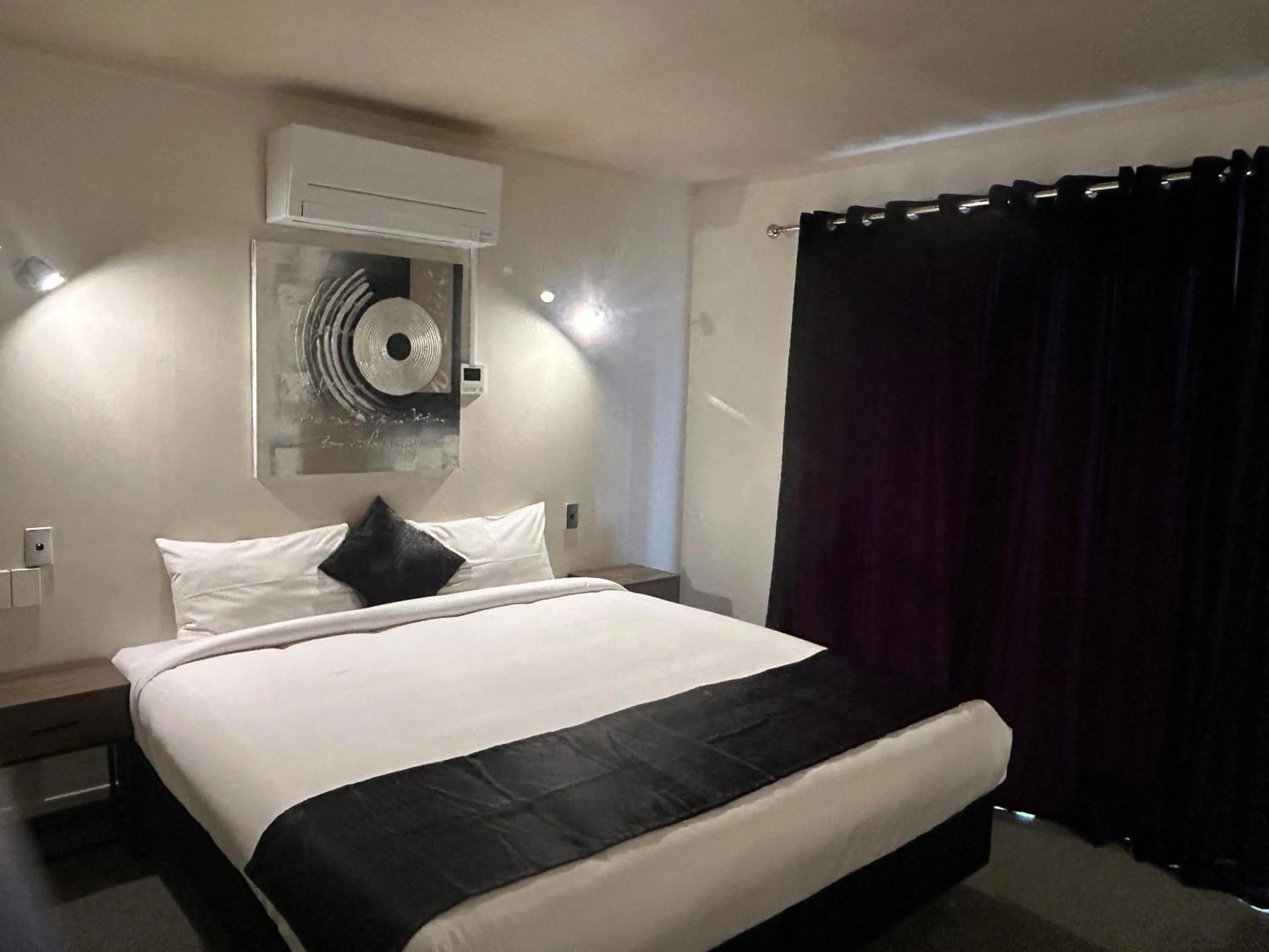 Bed in Aquarius Motor Inn