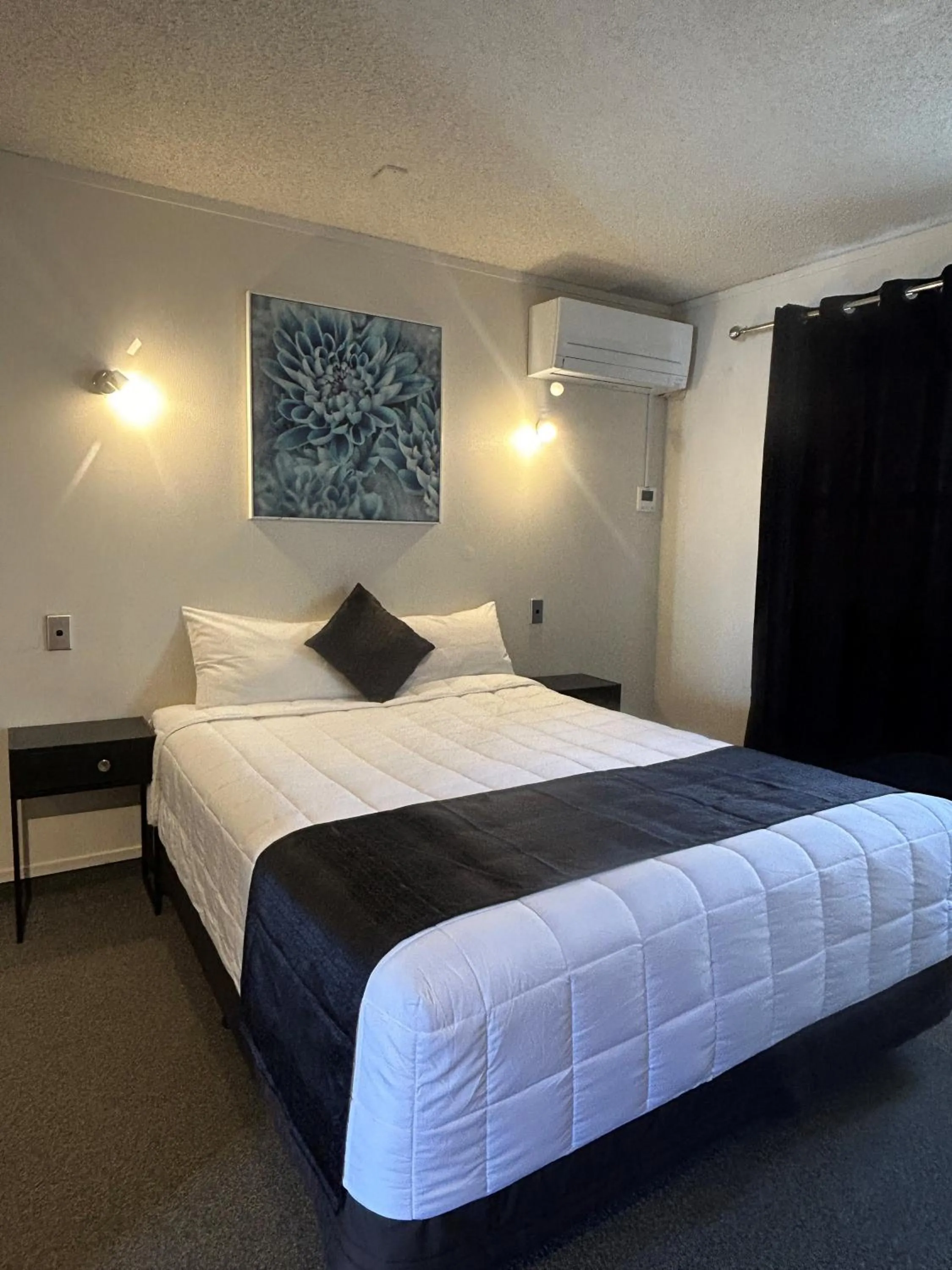 Bed in Aquarius Motor Inn