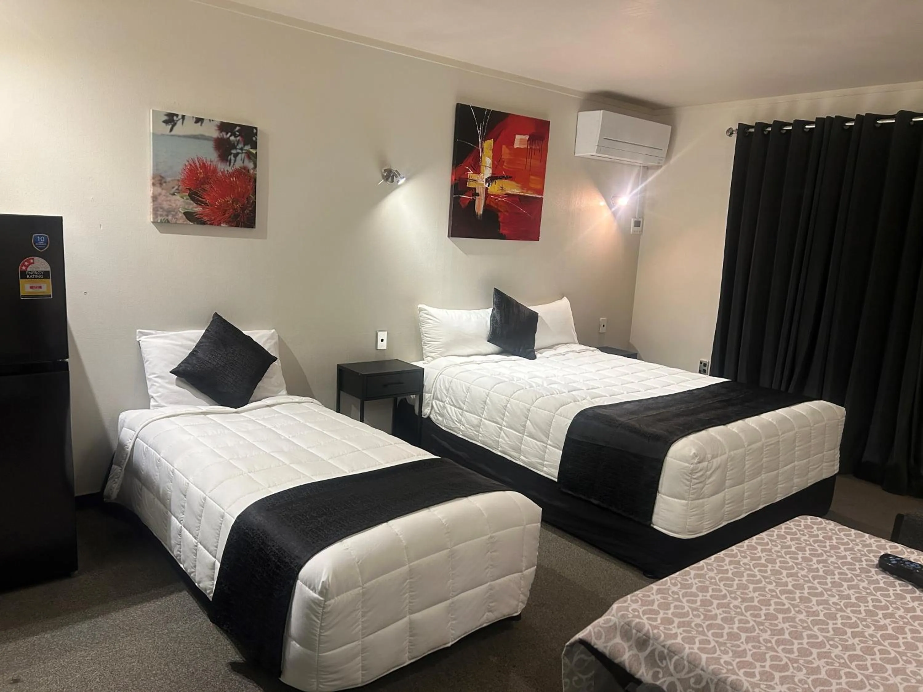 Bed in Aquarius Motor Inn