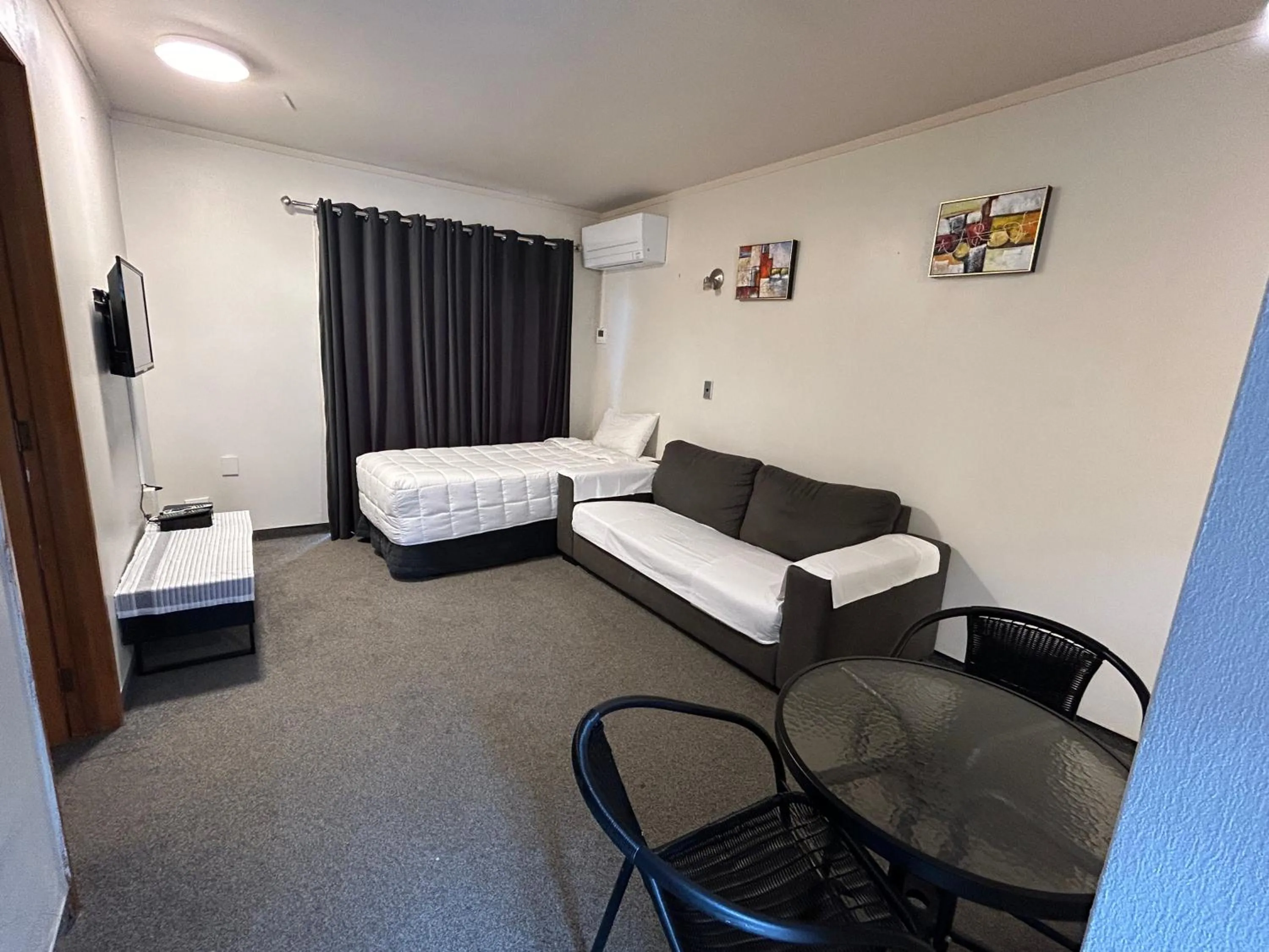 Bed in Aquarius Motor Inn