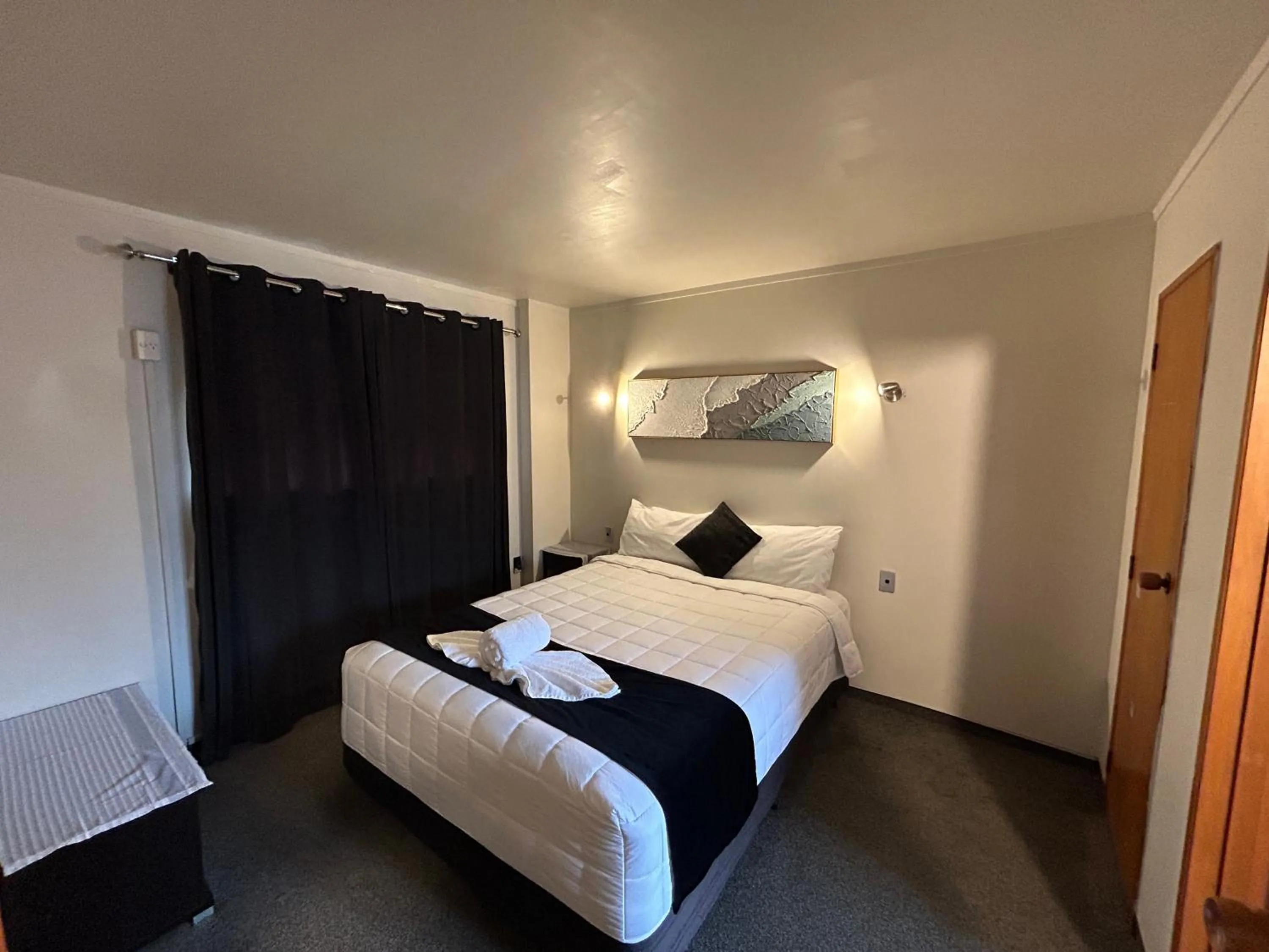 Bed in Aquarius Motor Inn