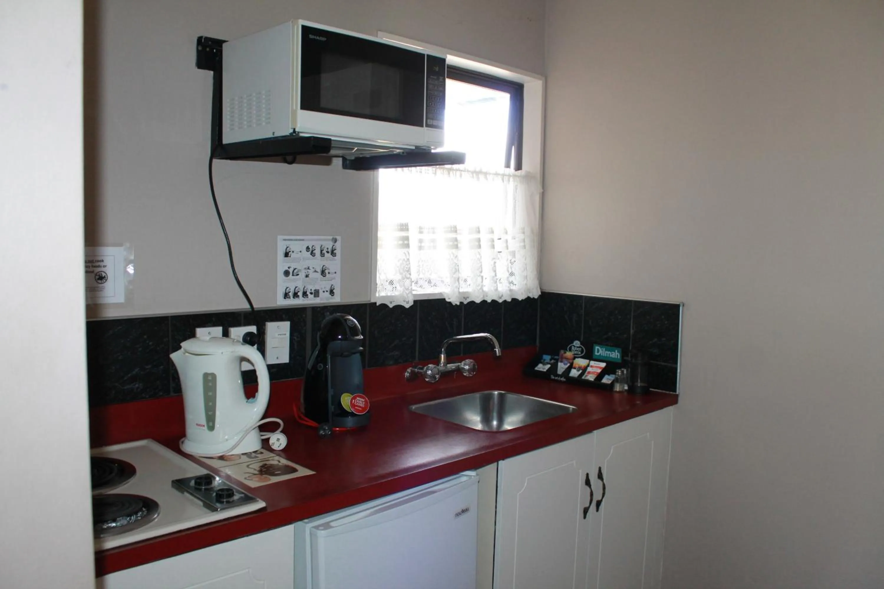 Kitchen or kitchenette in Aquarius Motor Inn