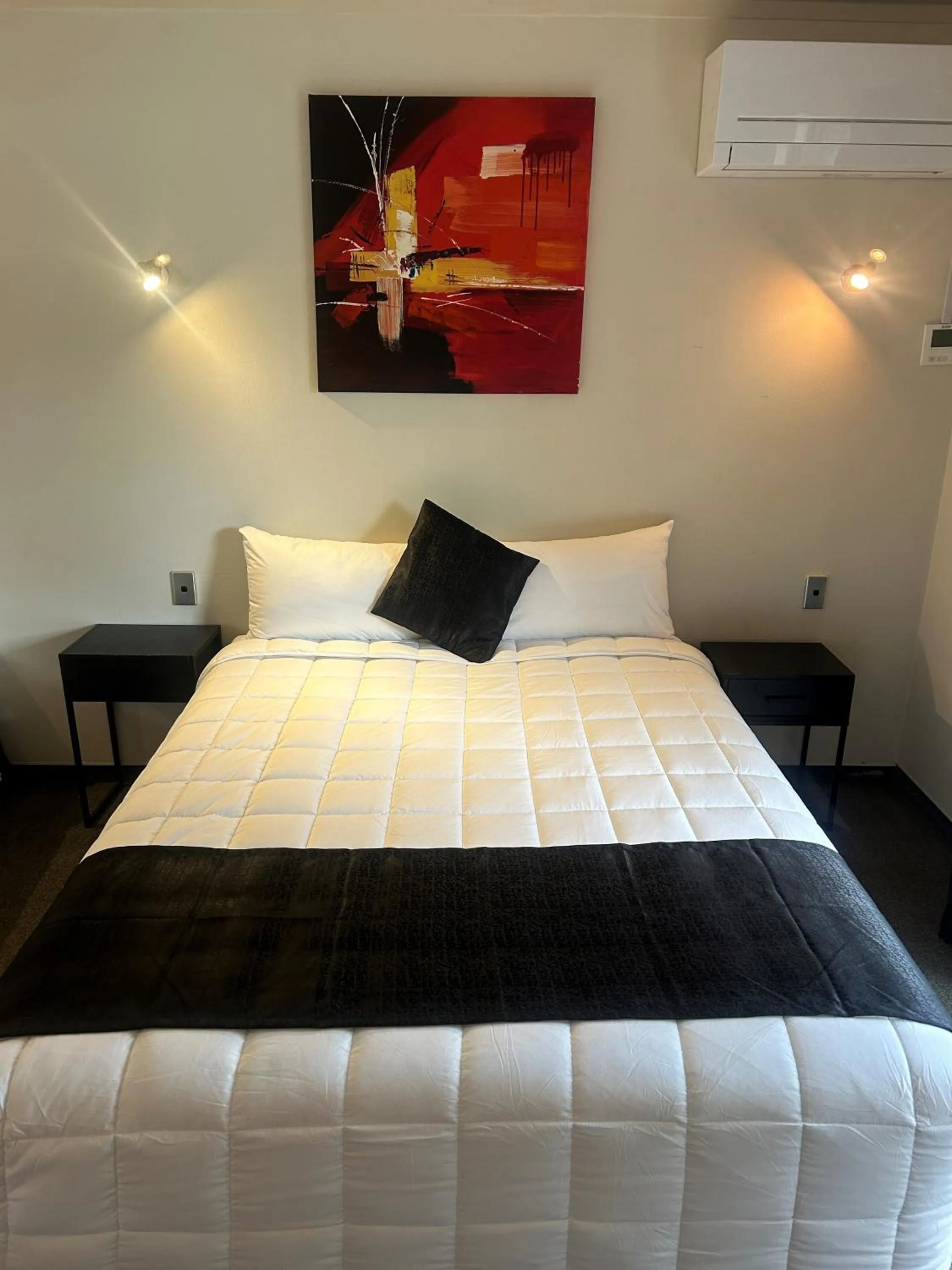 Bed in Aquarius Motor Inn