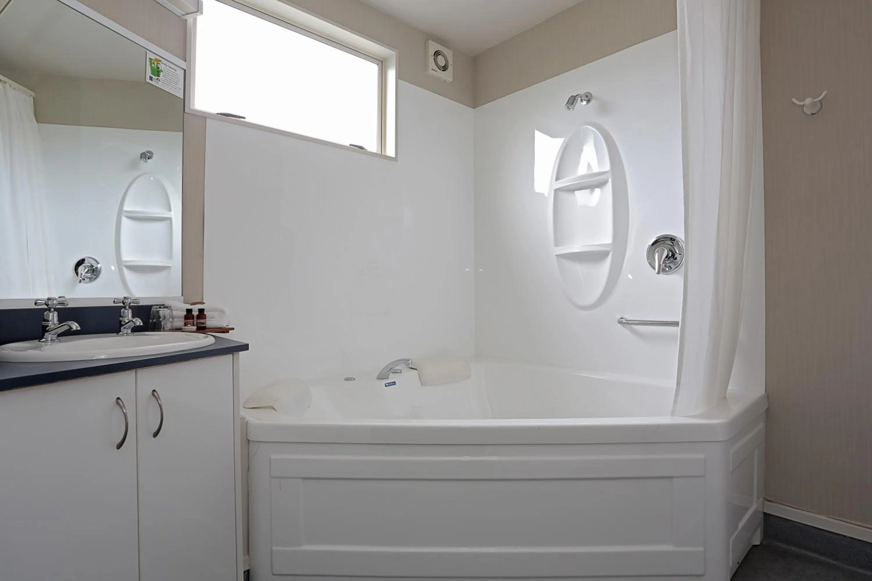 Bathroom in Homestead Villa Motel