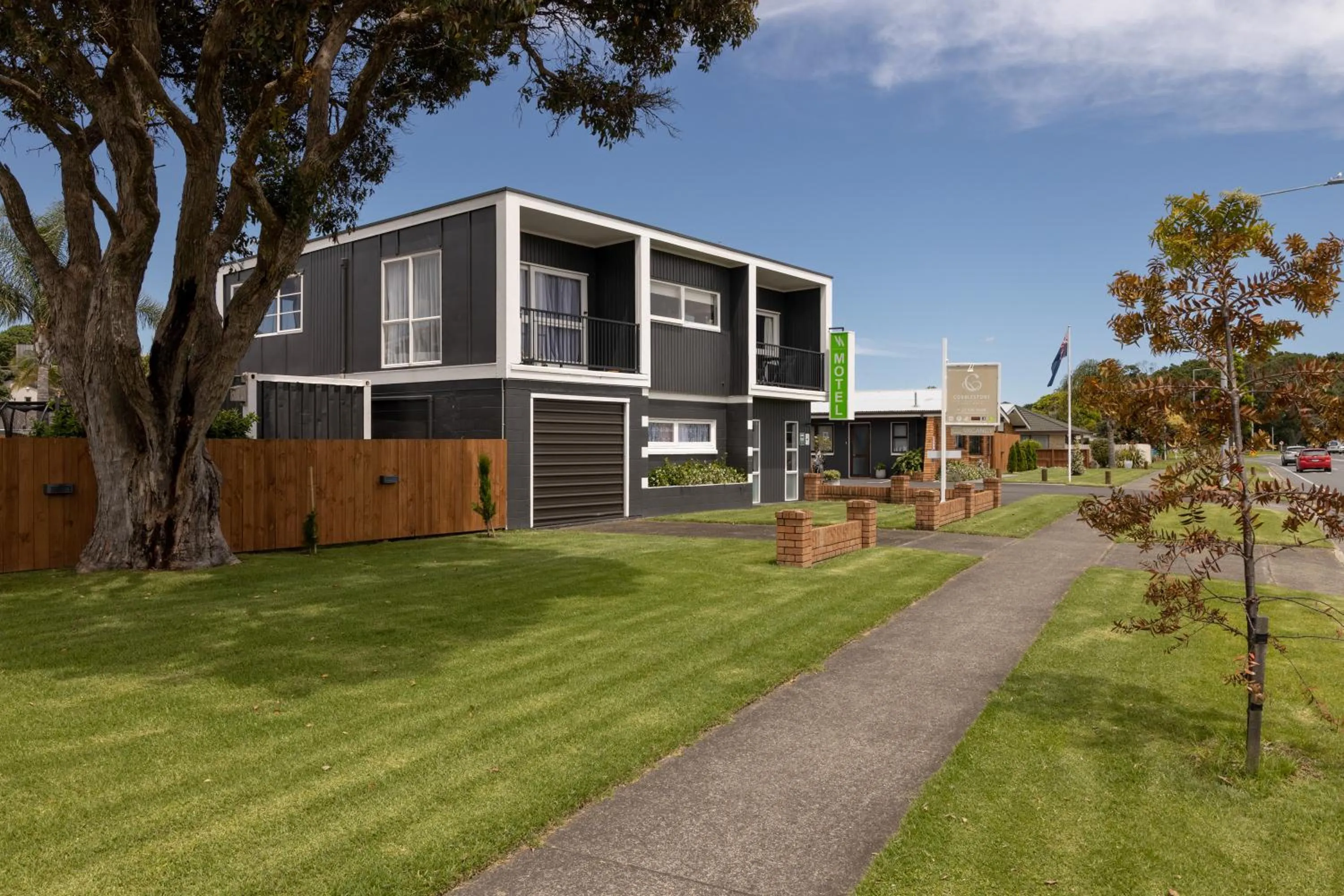 Street view in Cobblestone Court Motel - Wenzel Motels