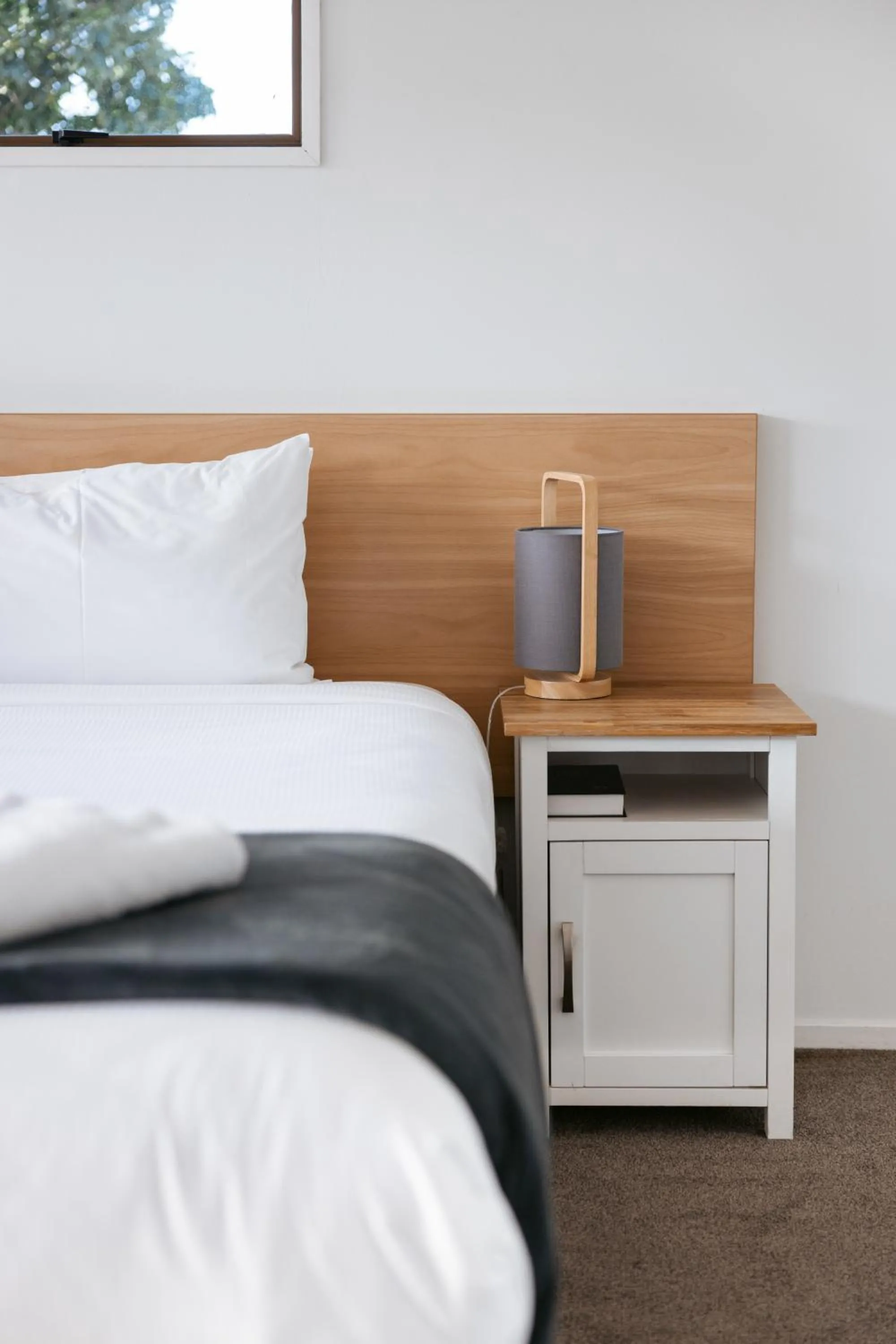 Bed in Cobblestone Court Motel - Wenzel Motels