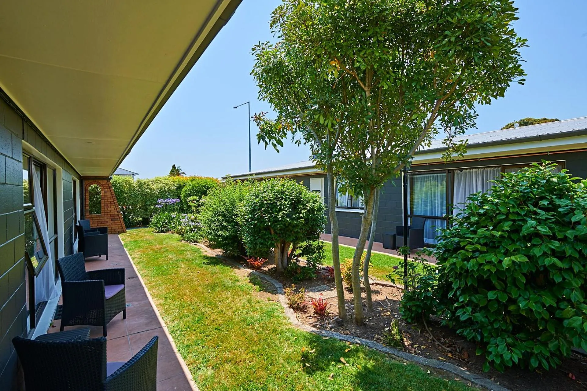 Garden in Cobblestone Court Motel - Wenzel Motels