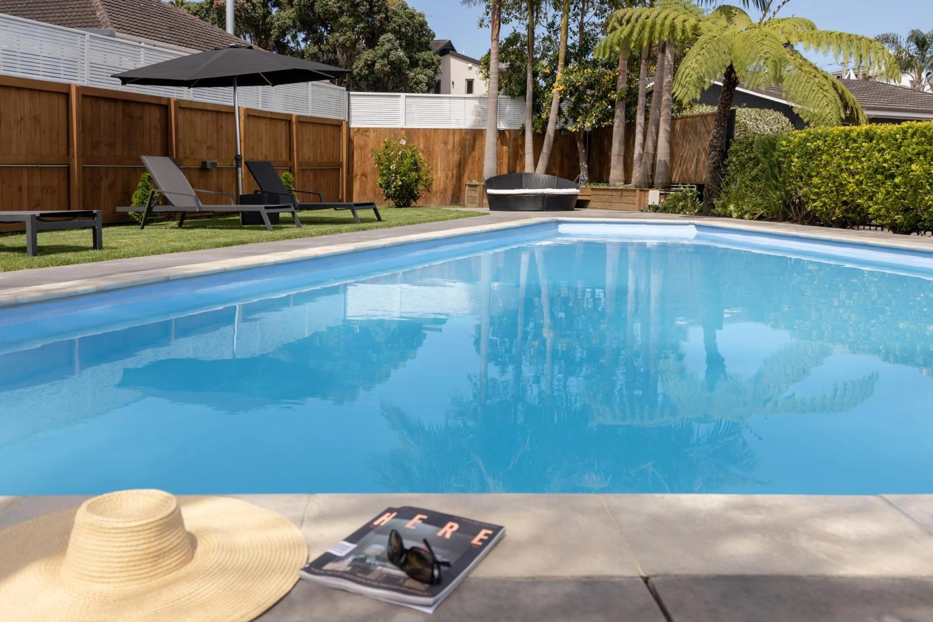 Swimming pool in Cobblestone Court Motel - Wenzel Motels