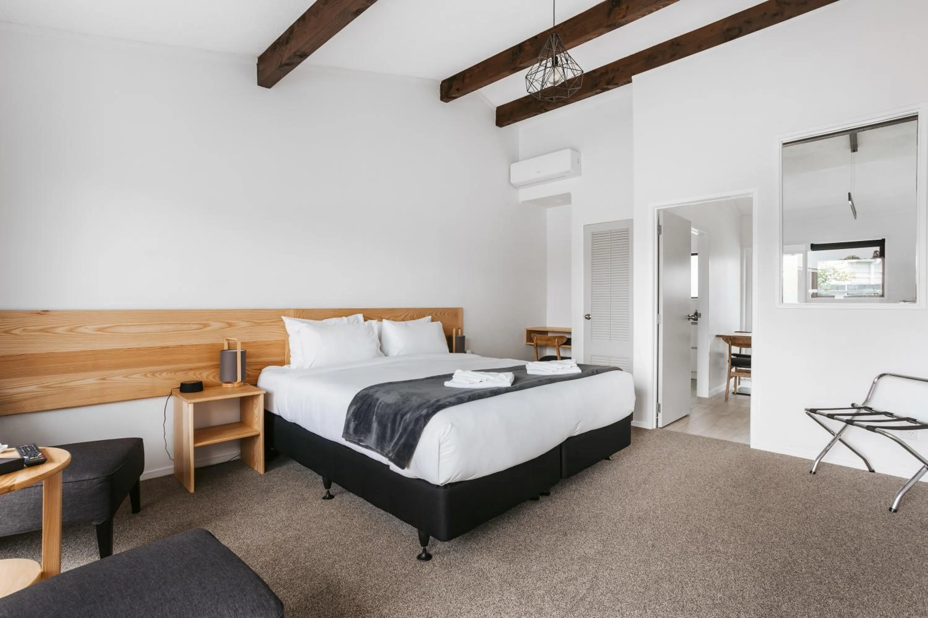 Bed in Cobblestone Court Motel - Wenzel Motels