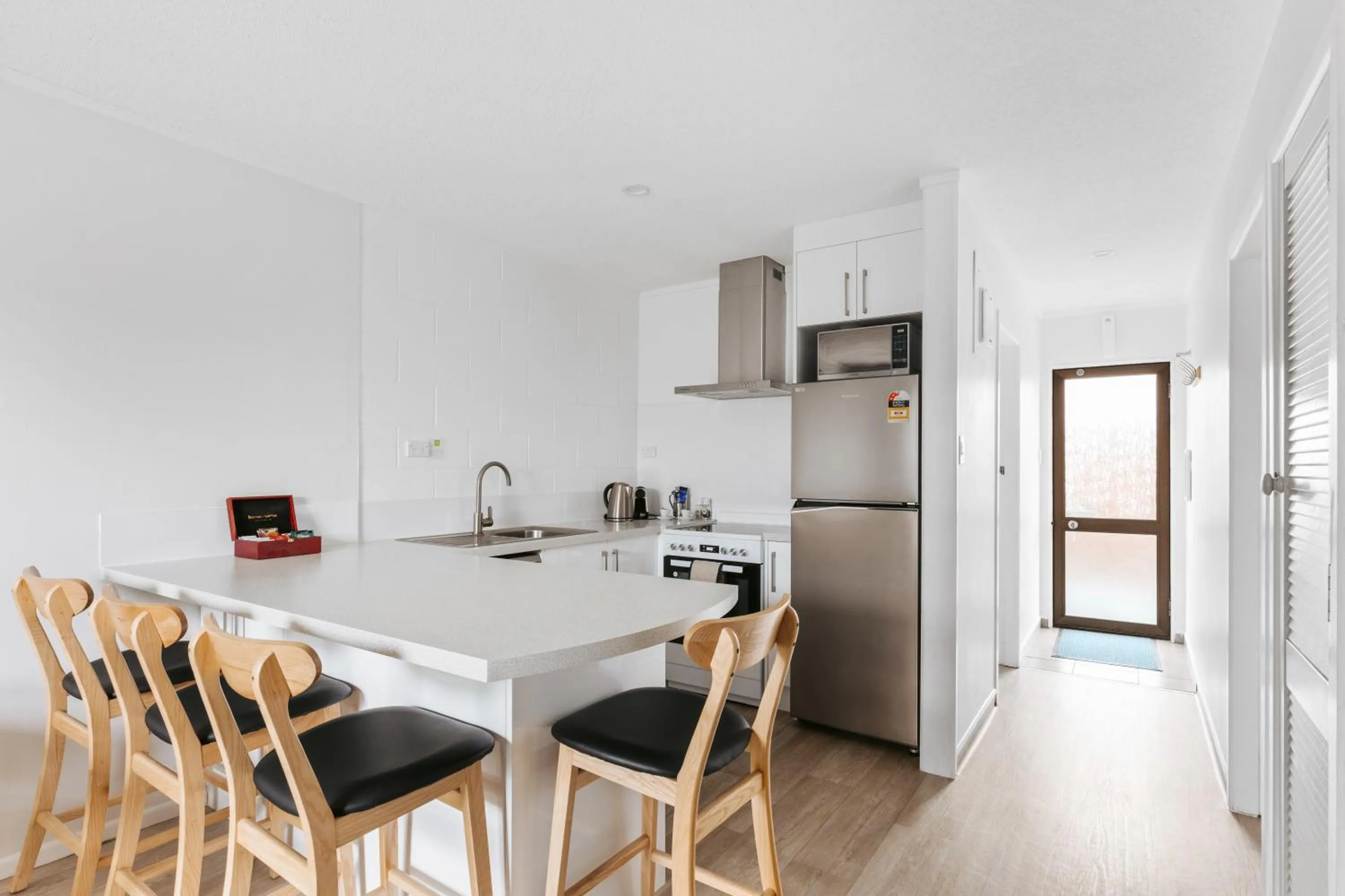 Kitchen or kitchenette in Cobblestone Court Motel - Wenzel Motels