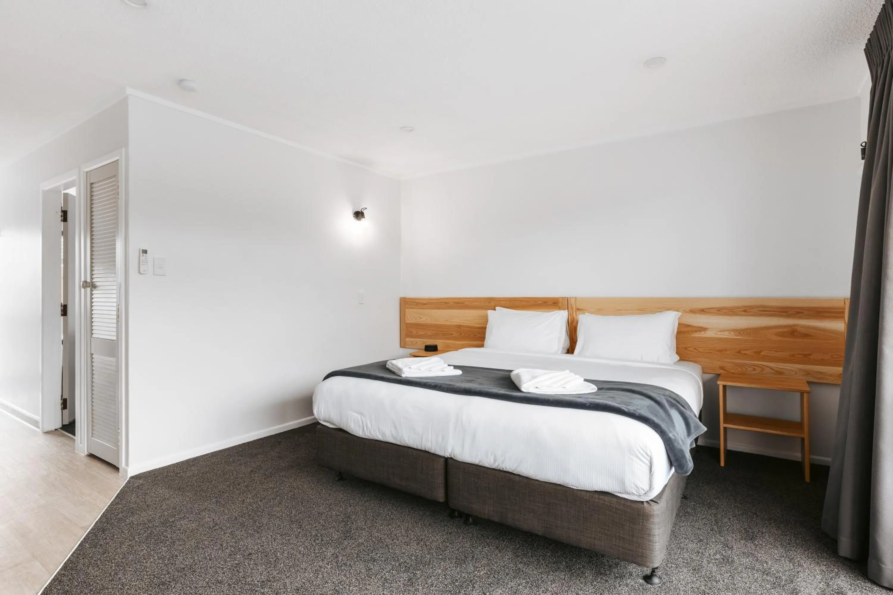 Bed in Cobblestone Court Motel - Wenzel Motels