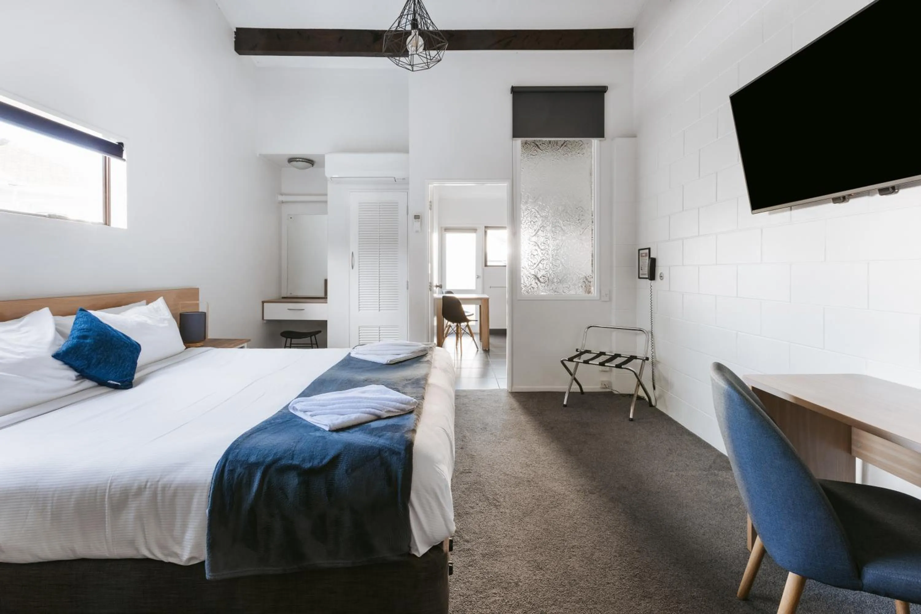 Bed in Cobblestone Court Motel - Wenzel Motels