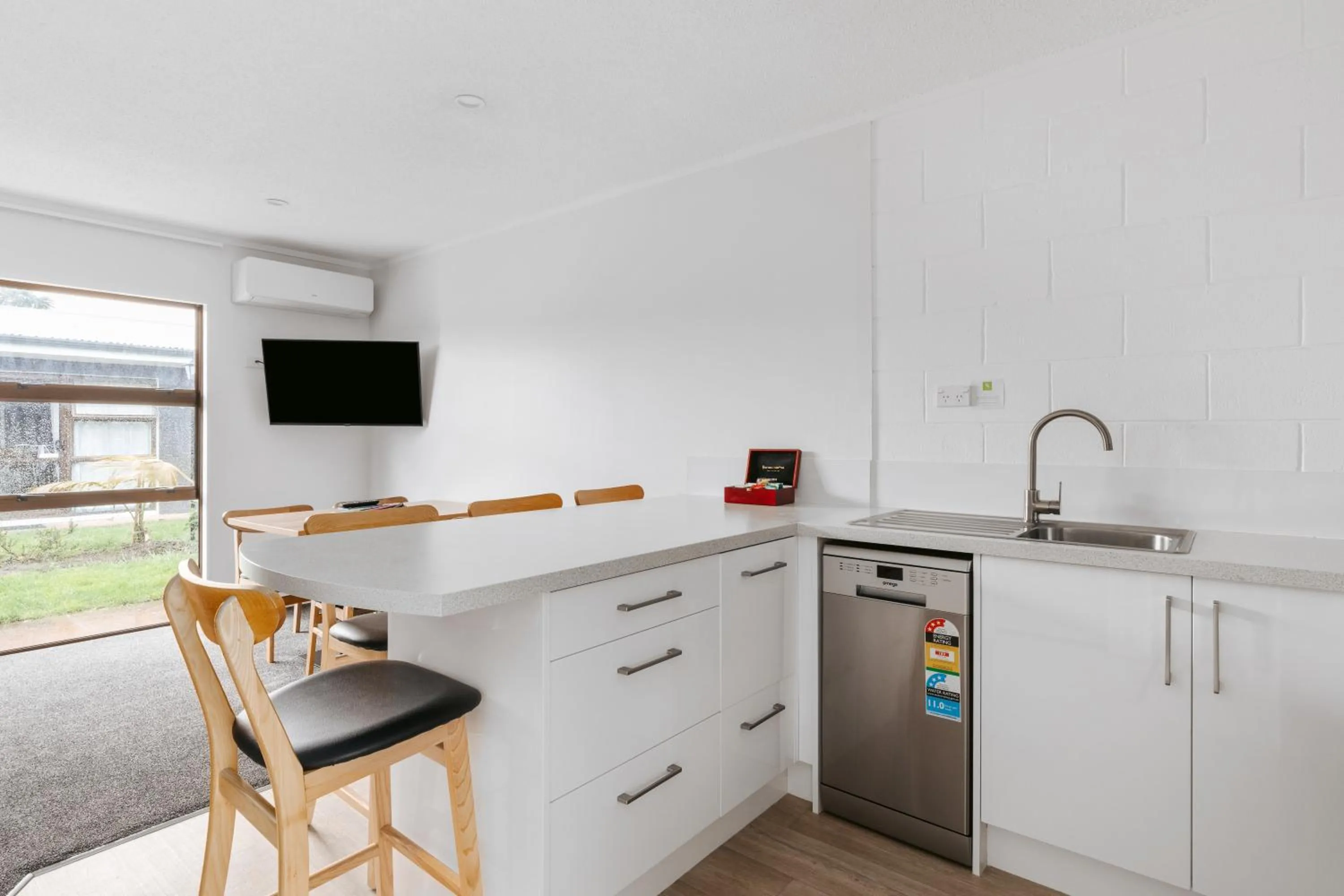 Kitchen or kitchenette in Cobblestone Court Motel - Wenzel Motels