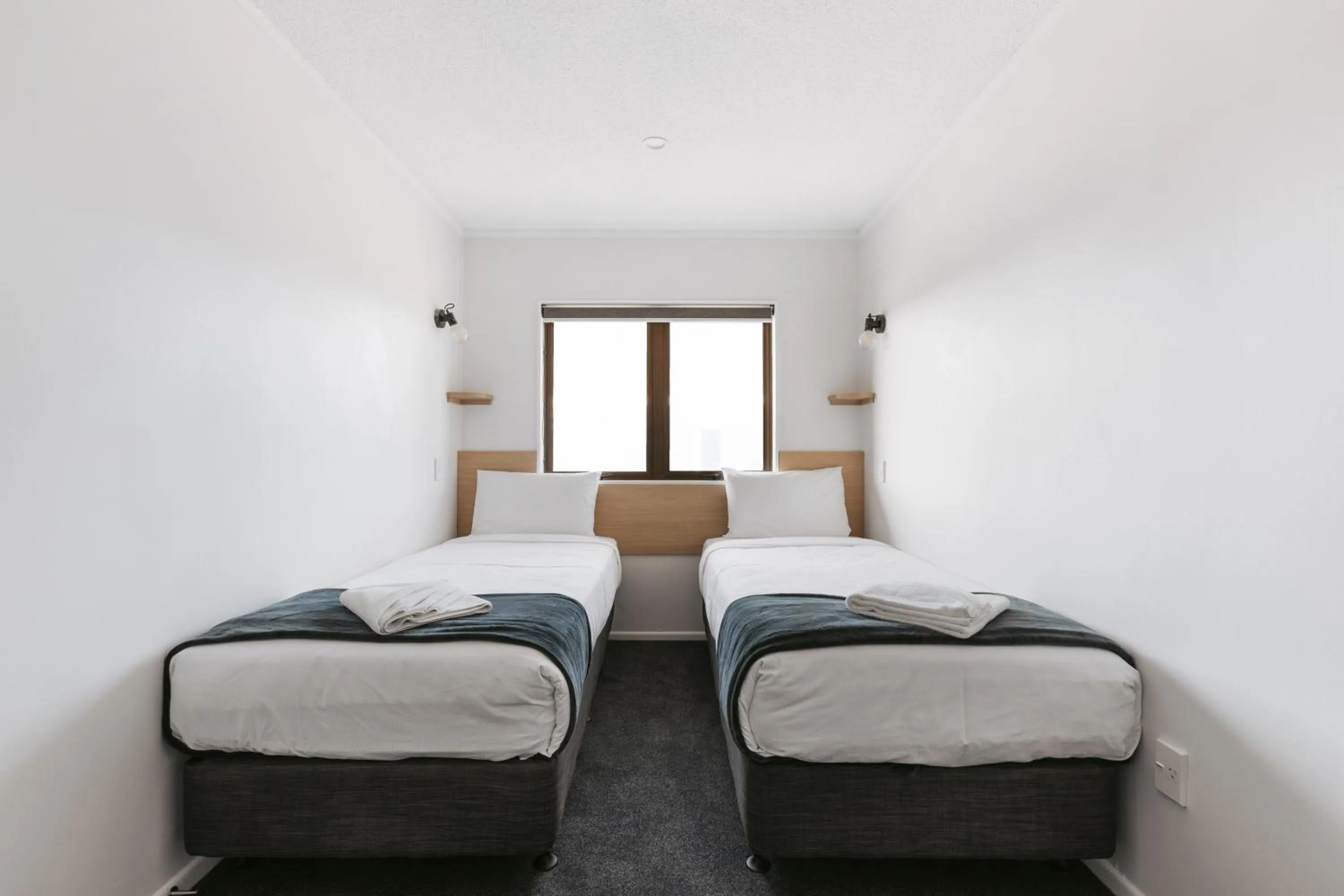 Bed in Cobblestone Court Motel - Wenzel Motels