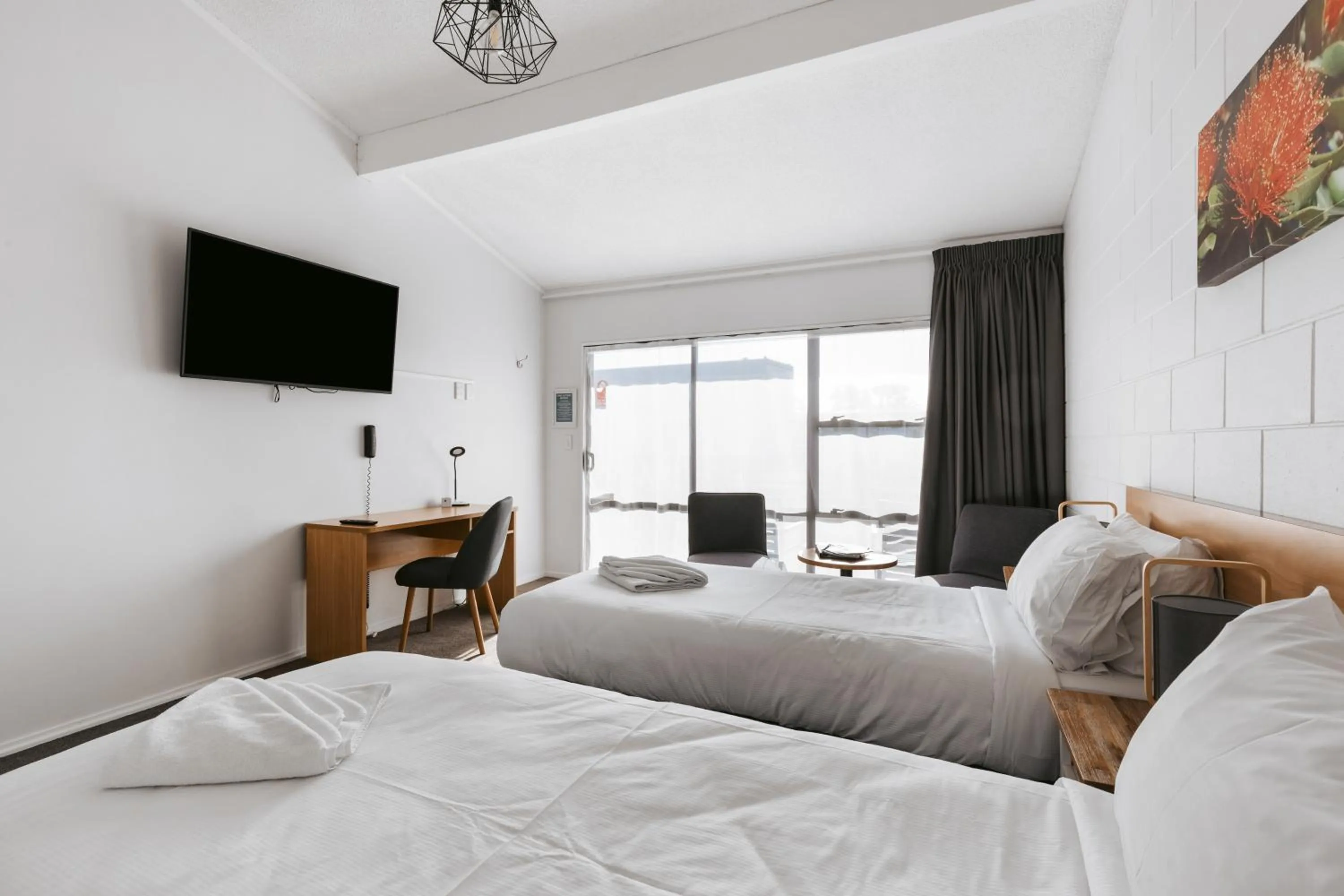 Bed in Cobblestone Court Motel - Wenzel Motels