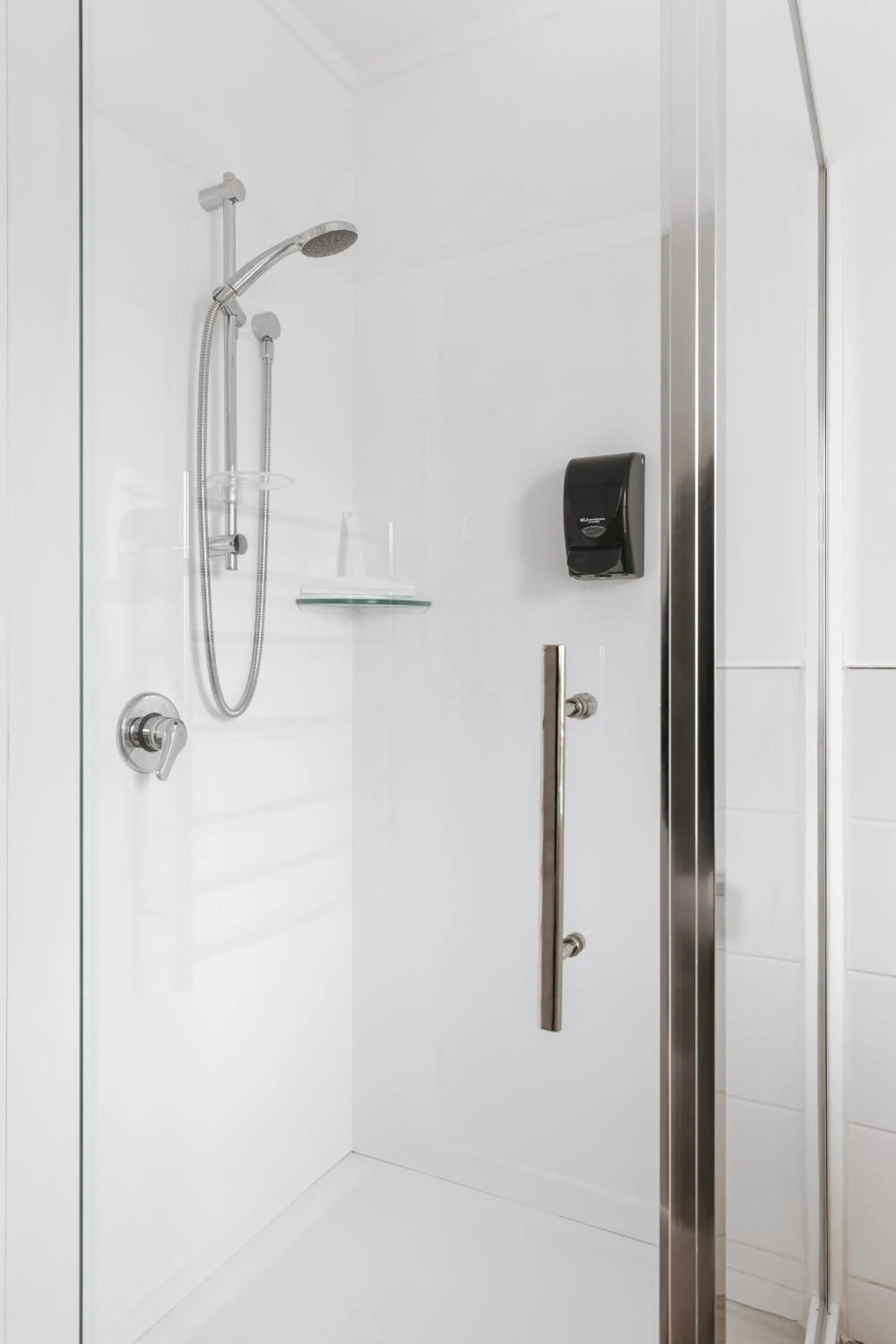 Shower in Cobblestone Court Motel - Wenzel Motels