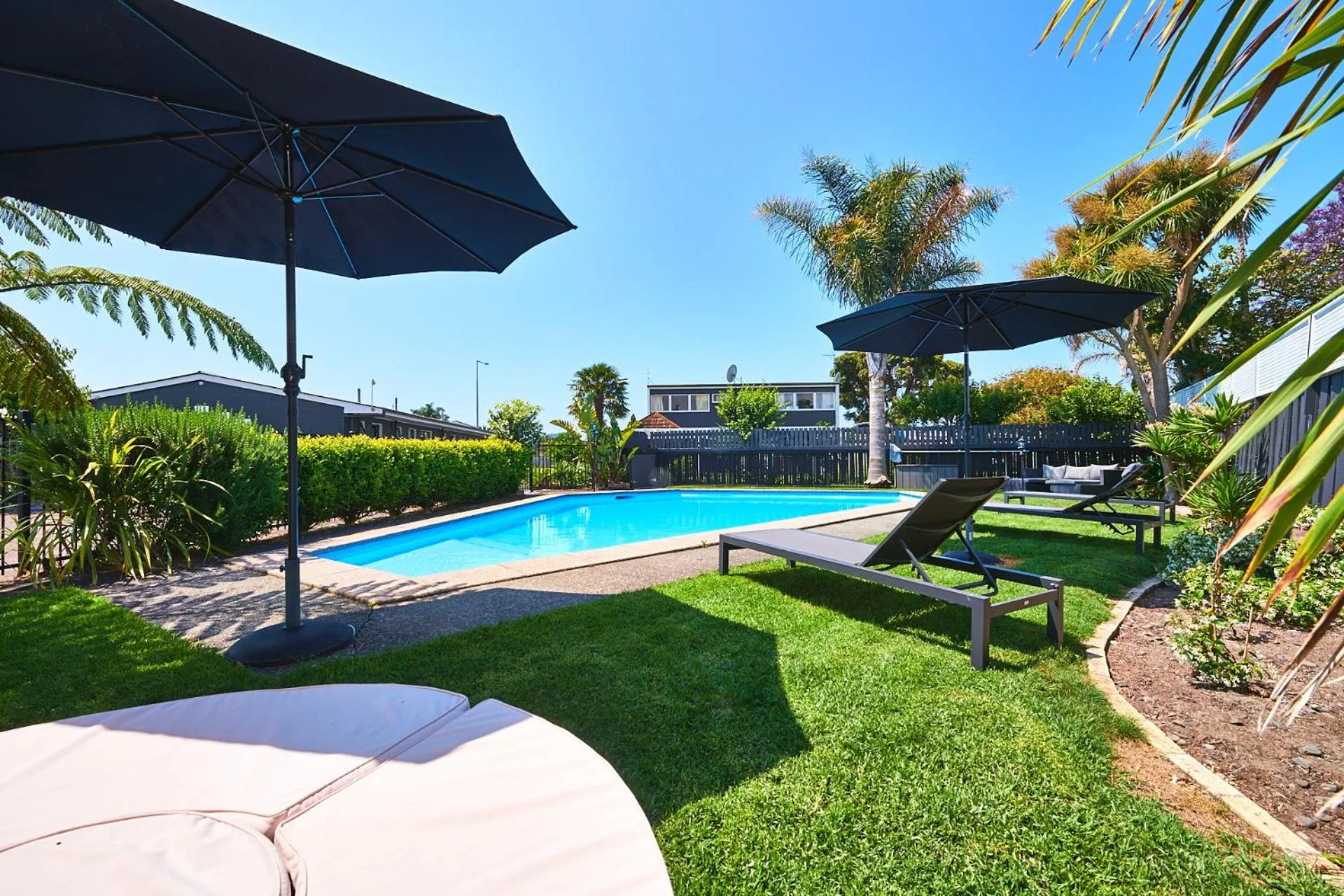 Swimming pool in Cobblestone Court Motel - Wenzel Motels