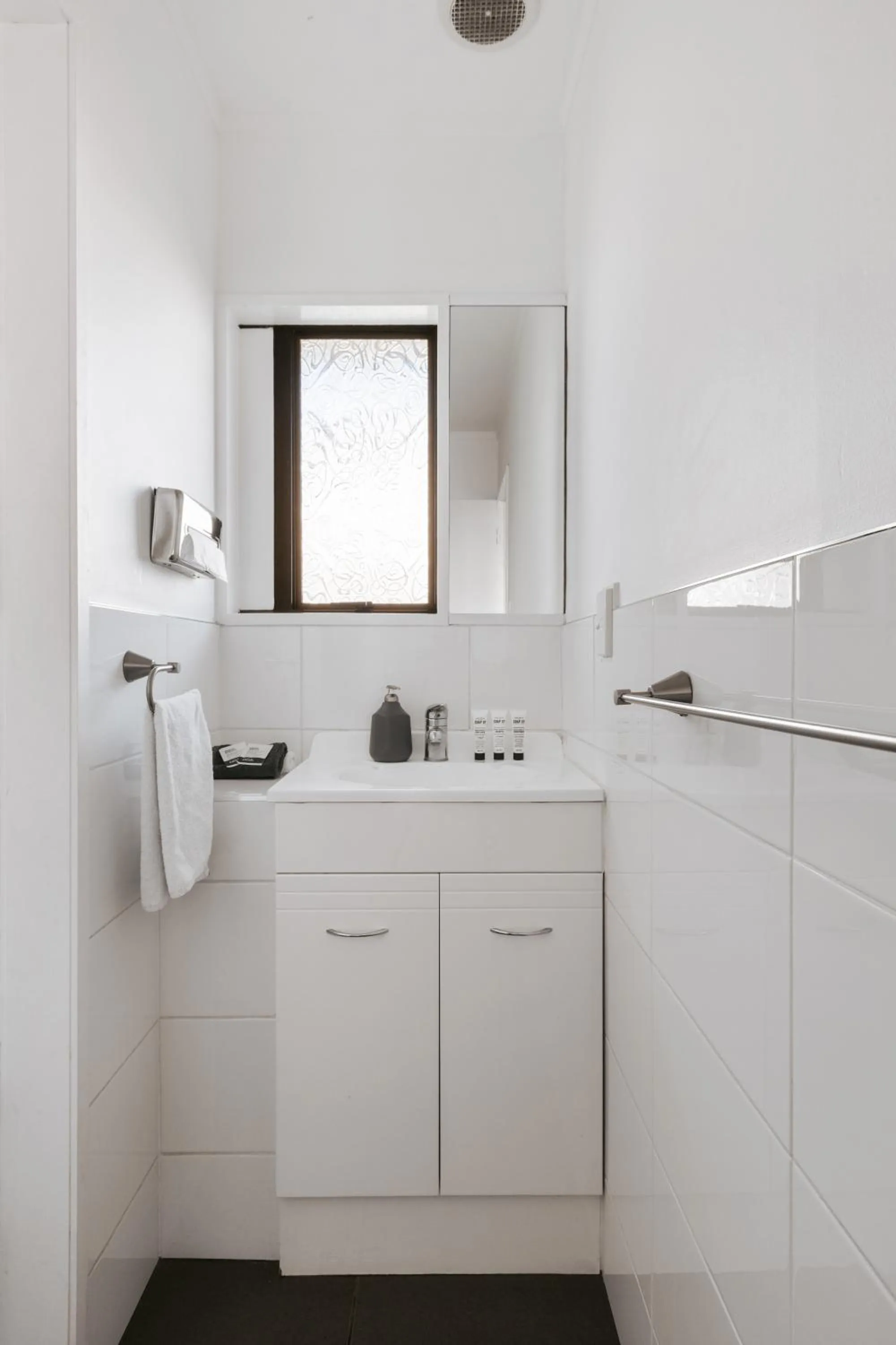 Cobblestone Court Motel - Wenzel Motels