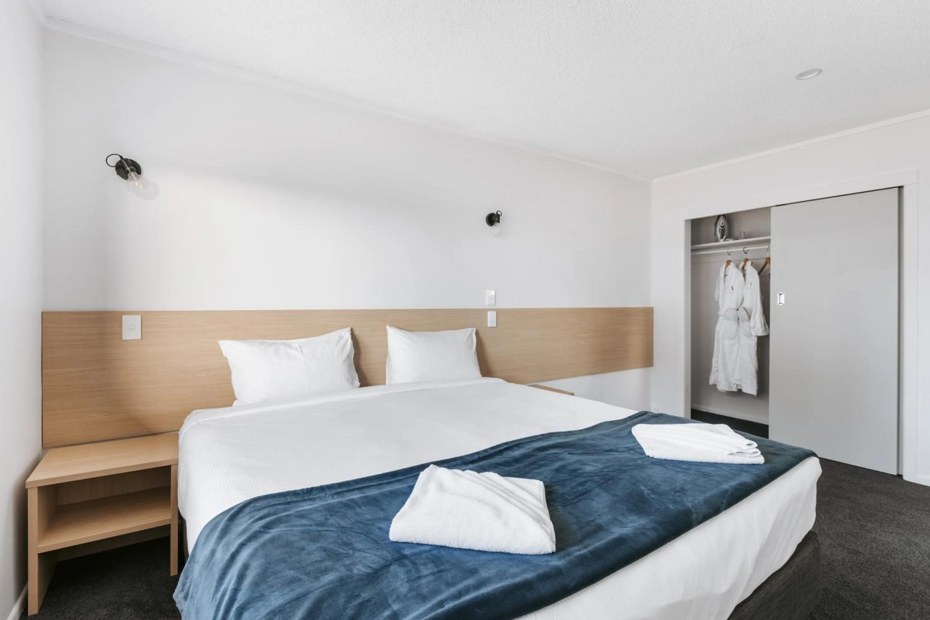 Bed in Cobblestone Court Motel - Wenzel Motels