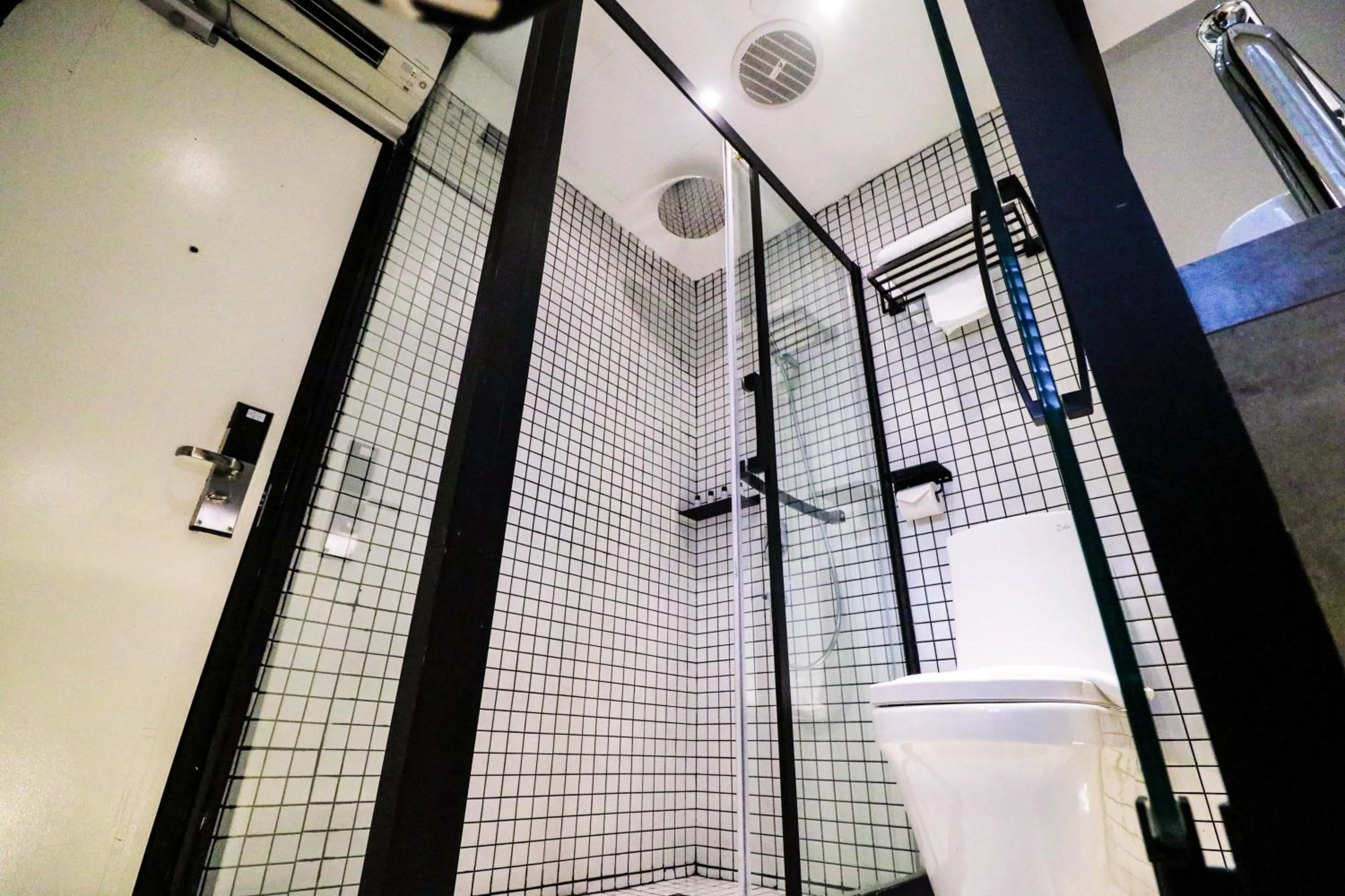 Toilet in Rest Chinatown Hotel