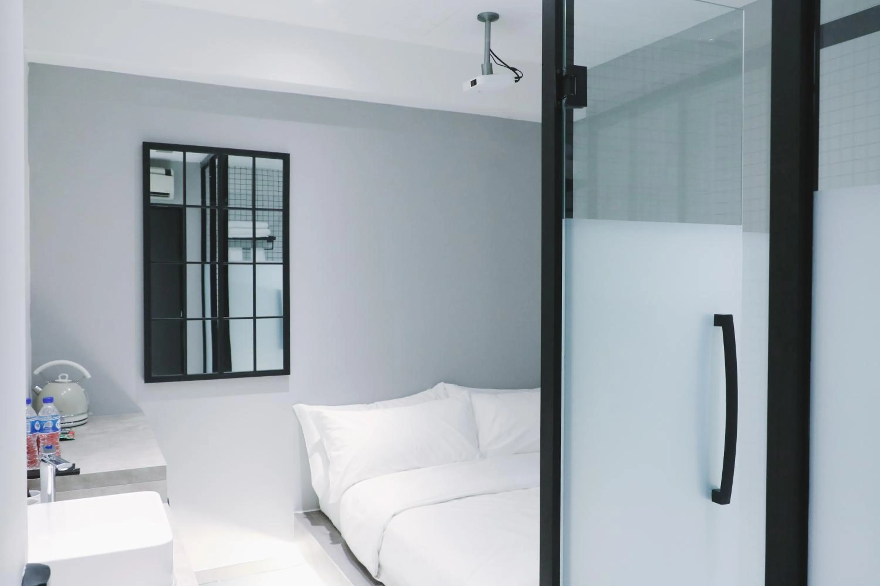 Toilet, Bed in Rest Chinatown Hotel