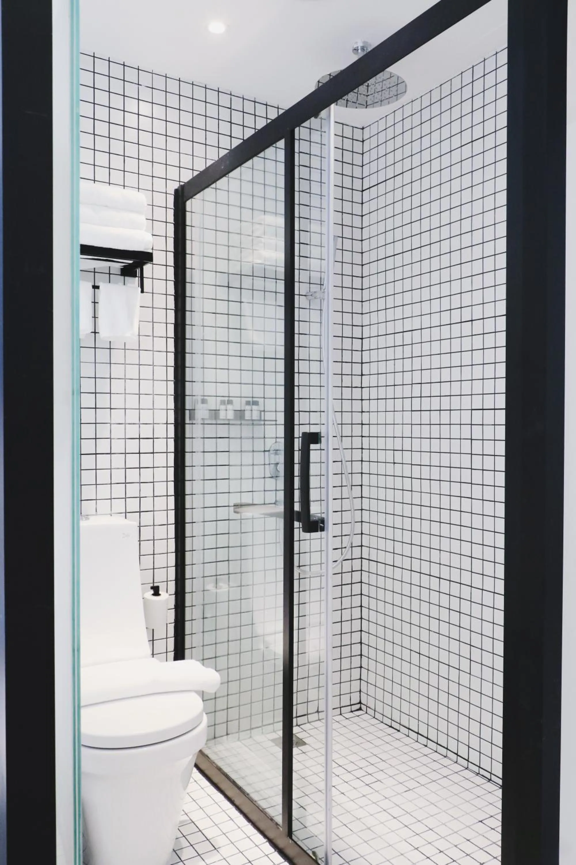 Toilet in Rest Chinatown Hotel