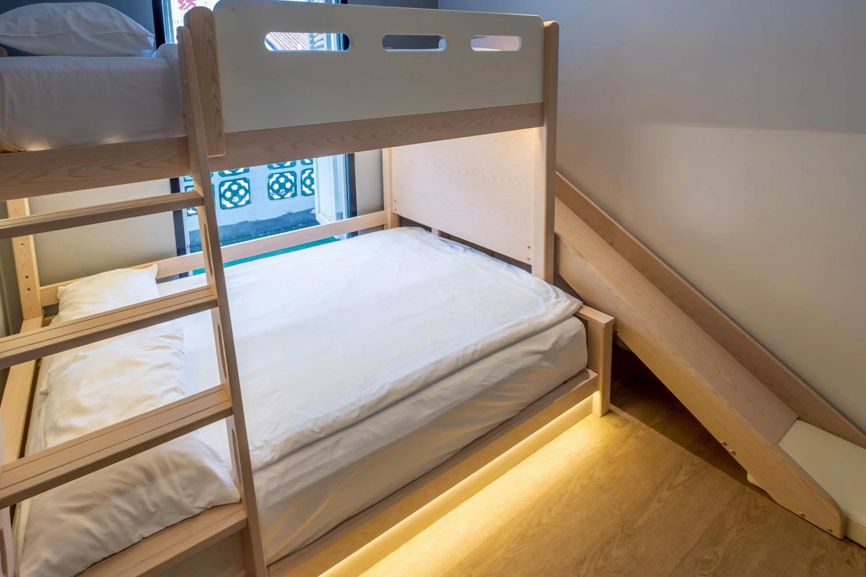 Bed in Rest Chinatown Hotel