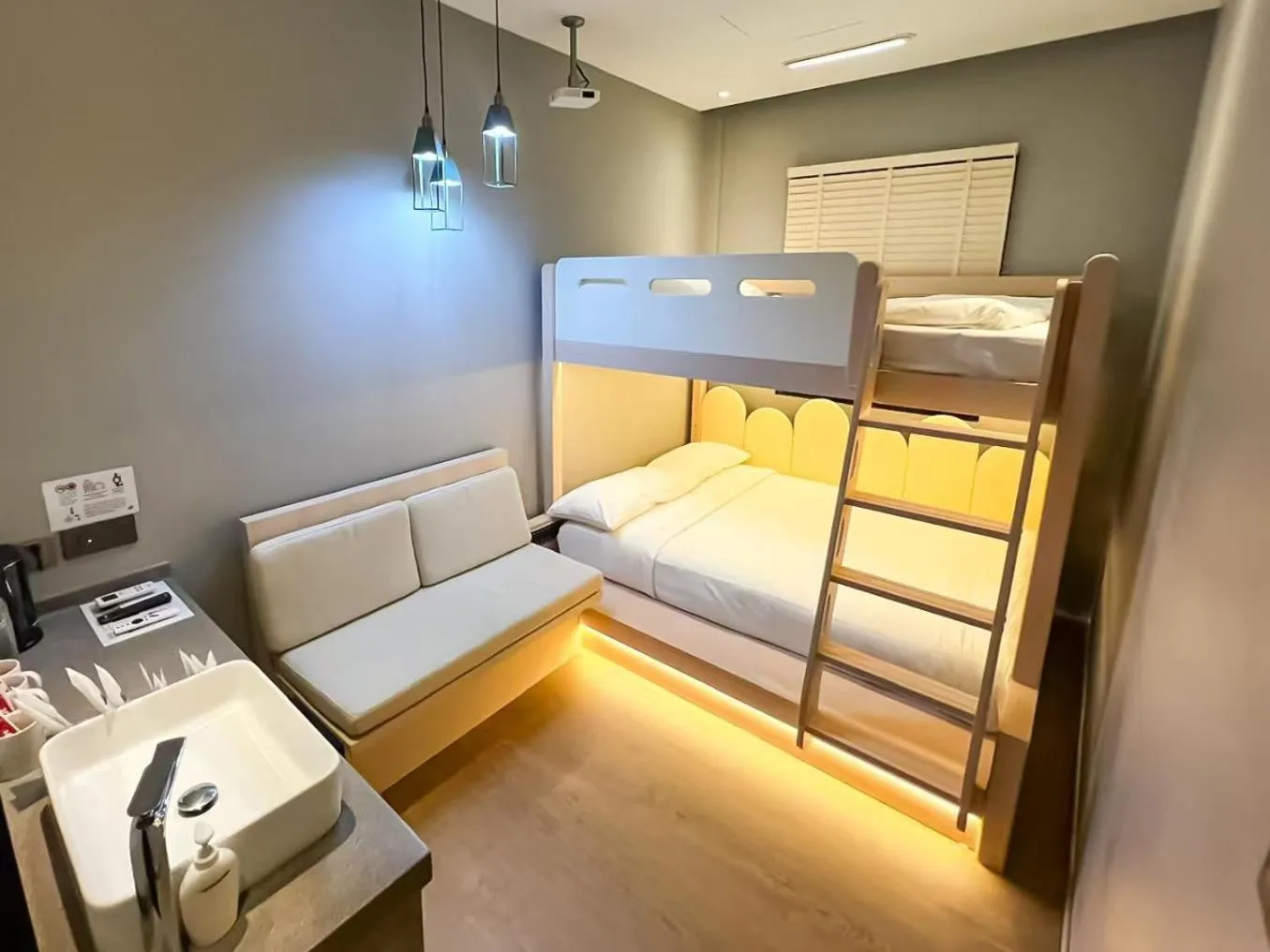 Bed in Rest Chinatown Hotel