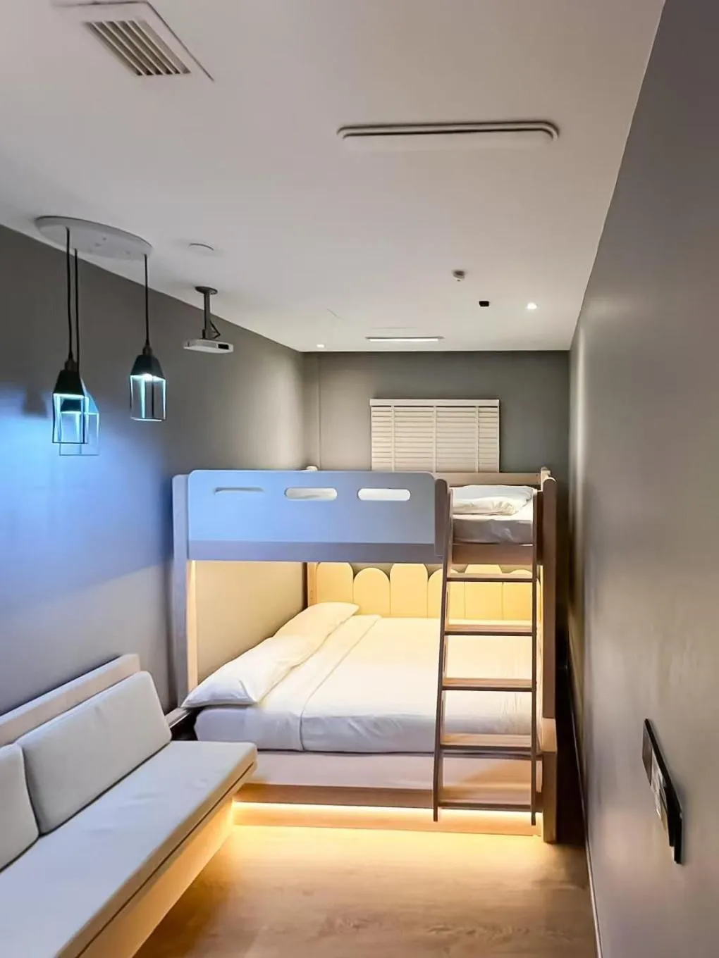 Bed in Rest Chinatown Hotel